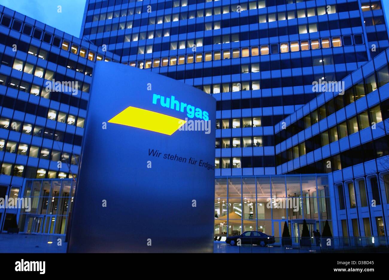 (Dpa) - die Ruhrgas-Dienstprogramm Sitz und Firma Firmenschild sind in Essen, 28. Januar 2003 an einem klaren späten Abend fotografiert.  Die Firma Schild "Wir Stehen Fuer Erdgas" ("Wir stehen für Natural Gas").  Zeit ist für die elektrische Energieversorger E.ON, der potenzielle Käufer von knapp Stockfoto