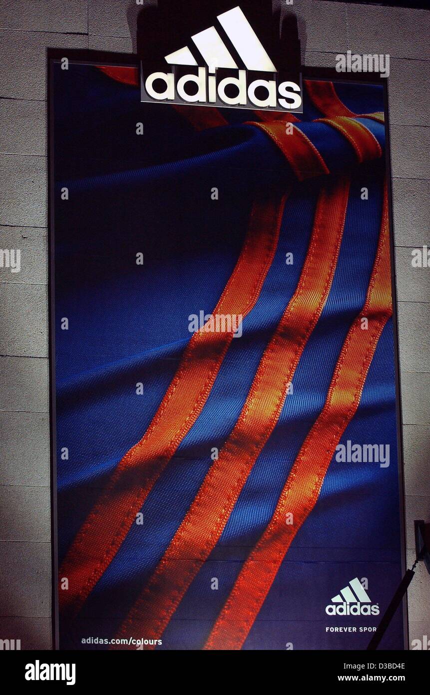 Dpa) - ein Werbeplakat mit einem beleuchteten Logo der  Sportartikel-Unternehmen Adidas-Salomon abgebildet in der Firmenzentrale in  Herzogenaurach, Deutschland, 30. Januar 2003. Das deutsche Unternehmen am 30.  Januar 2003 enthüllt einen Aufzug in
