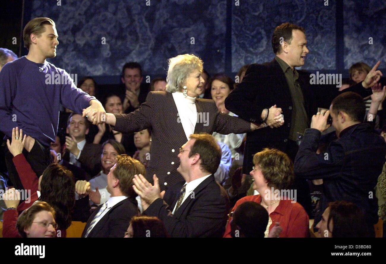 (Dpa) - US-Schauspieler Leonardo DiCaprio (L) und Tom Hanks (R) Erika, eine Dame aus dem Publikum zurück zu ihrem Platz, nachdem sie mit ihr für ein Familienfoto im deutschen TV gestellt hatte zu Fuß zeigen "Wetten dass...?" (Wetten, dass...?), in Böblingen, 25. Januar 2003. Die Hollywood-Stars ihre Ne gefördert Stockfoto