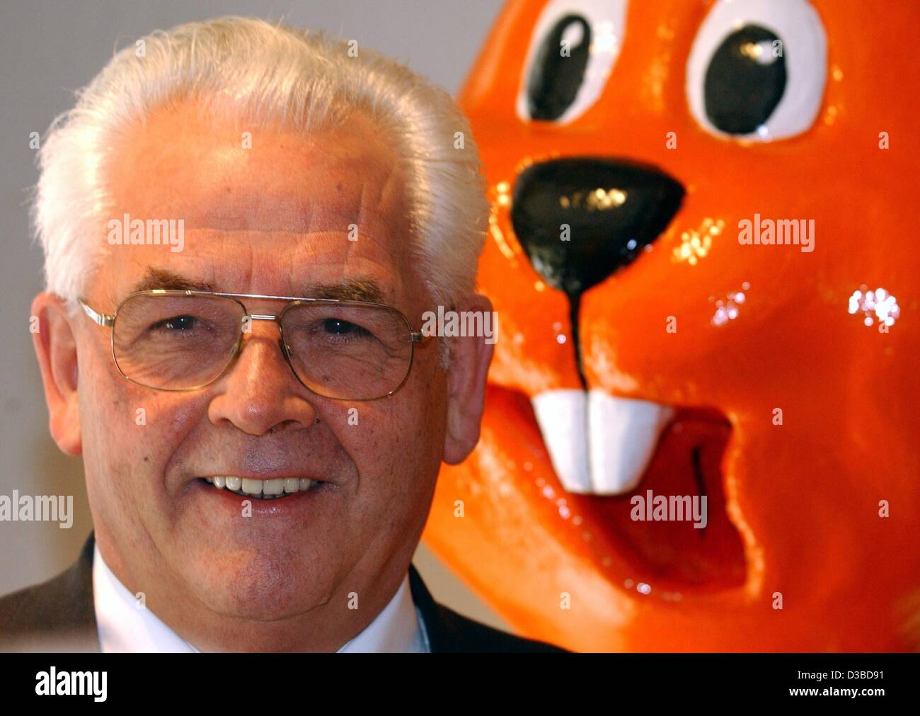 (Dpa) - Manfred Maus, Vorsitzender des Aufsichtsrats und Mitbegründer der deutschen Store Baumarktkette OBI, posiert vor dem OBI-Biber während der Bilanzpressekonferenz in Köln, 24. Januar 2003. Stockfoto