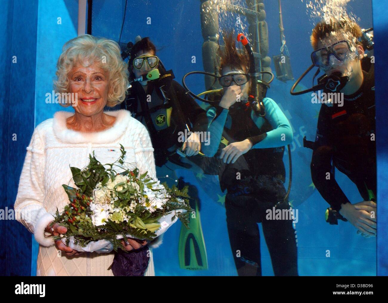 (Dpa) - deutsche Regisseurin und Fotografin Leni Riefenstahl im Bild während der Wassersport-Messe Messe "boot 2003' in Düsseldorf, 18. Januar 2003. Auf der Messe erhielt sie die Goldene Ehrennadel (goldene Ehren-Nadel) für ihre Verdienste in der Tauchen und Tauchen. Stockfoto