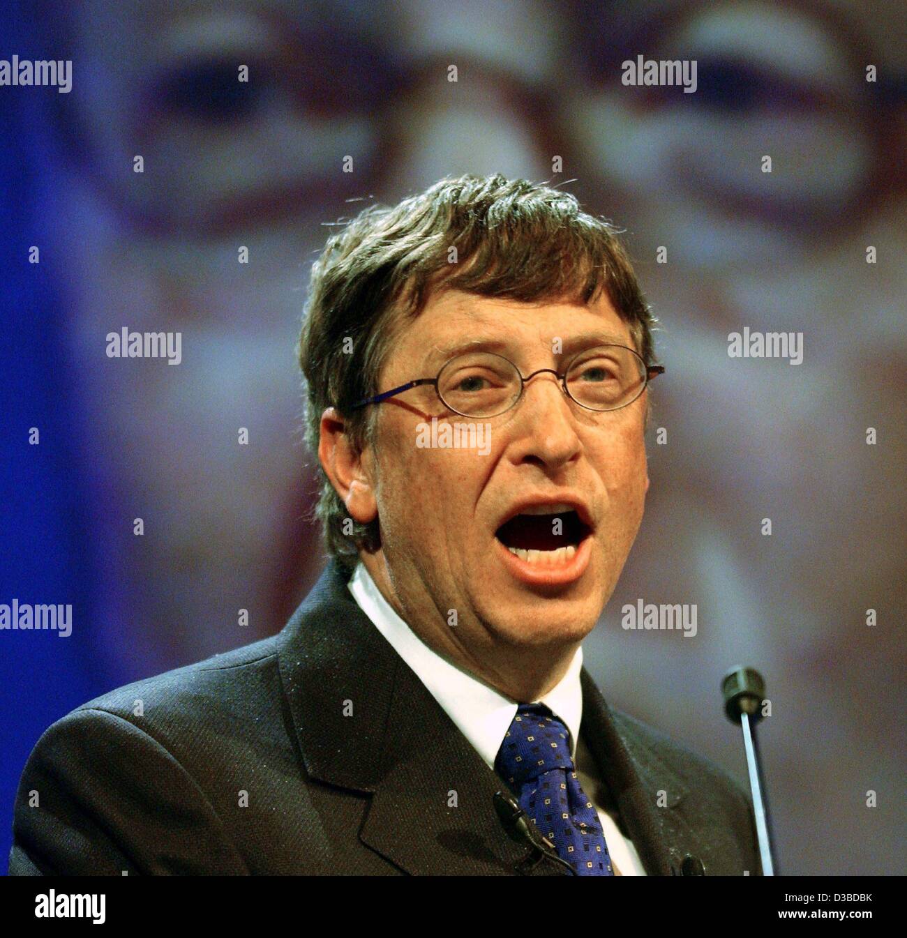 (Dpa) - Bill Gates, Mitbegründer von Microsoft, das größte Softwareunternehmen der Welt, hält eine Rede anlässlich des 20. Jahrestages der deutschen Niederlassung in München, 28. Januar 2003. Microsoft will ihr soziale Engagement in Deutschland zu erhöhen. "Wir haben immer gedacht, um nicht nur EG werden Stockfoto