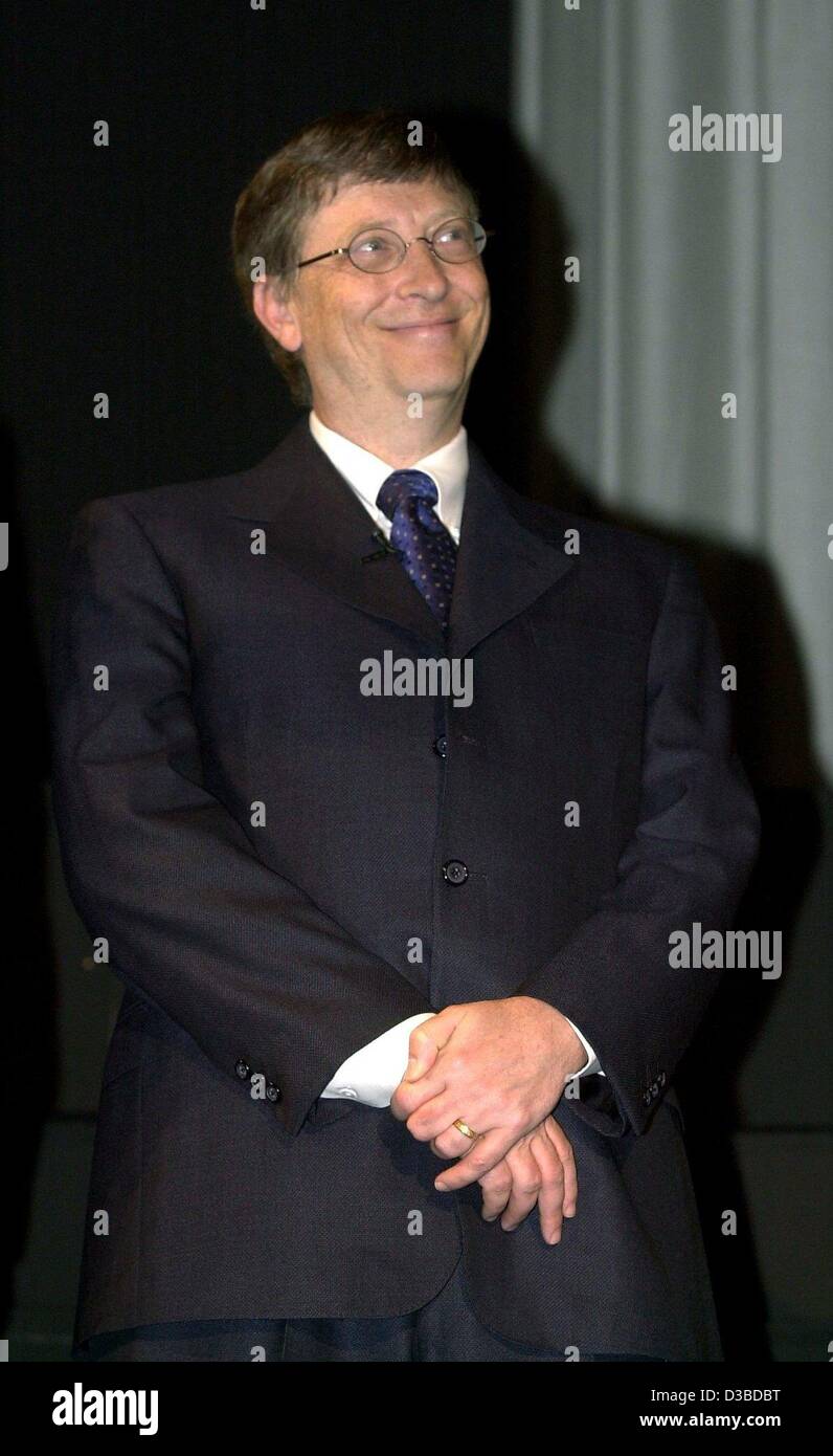 (Dpa) - Bill Gates, Mitbegründer von Microsoft, ist bei einer Award-Show in München, 28. Januar 2003 lächelnd. Tore mit vier Schulklassen die "Road Ahead Award 2002" für die Erstellung von Webseiten über "Leben und lernen in der EU" ausgezeichnet. Bill Gates kam nach Deutschland zu feiern die 20. Jahrestag o Stockfoto