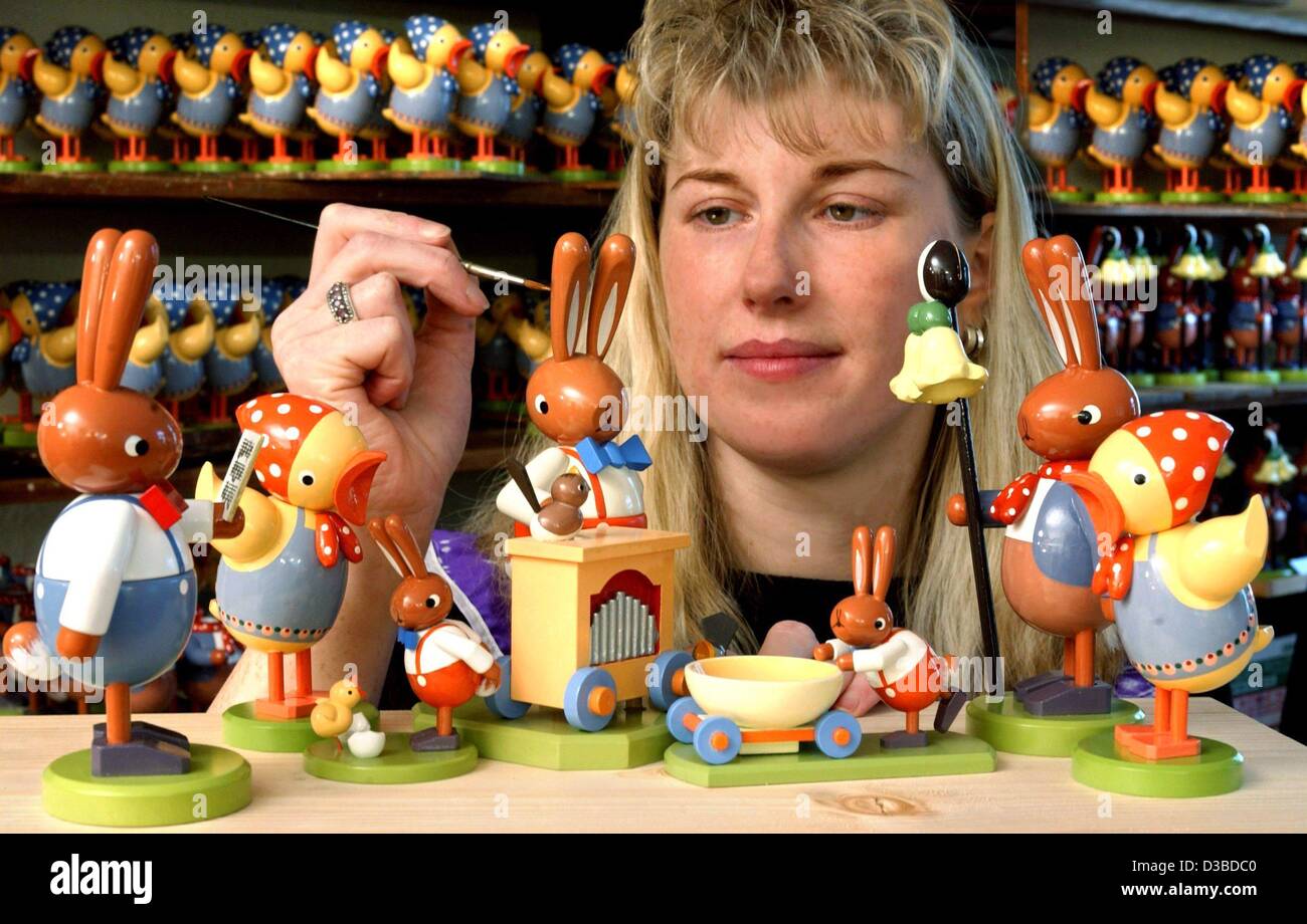 (Dpa) - die deutschen Spielzeughersteller Jacqueline Borchardt bereitet für die Osterzeit und malt das Spielzeug in ihrem Atelier in Seiffen, Ostdeutschland, 3. Januar 2003. Nach Weihnachten Saison Spielzeug Hasen und Küken aus Holz gefertigt in Produktion gehen. Diese Werkstatt im Erzgebirge produziert Stockfoto