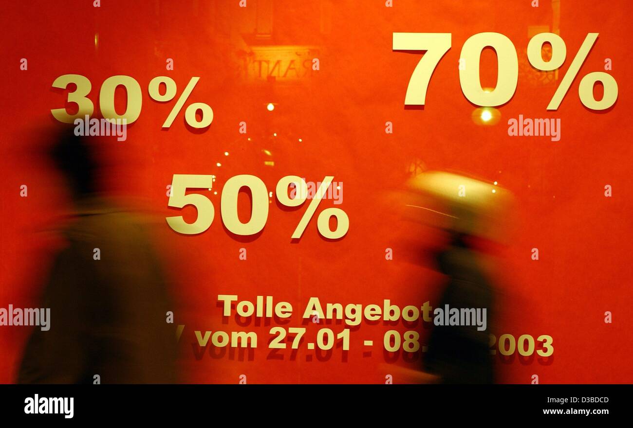 (Dpa) - ein Schaufenster eines Einzelhändlers bietet Rabatte, München, 27. Januar 2003. Die offizielle Winterschlussverkauf gehen auf zwei Wochen. Die Bundesregierung wird derzeit diskutiert, um den Vertrieb Vorschriften zu liberalisieren, damit Händler Verkauf jederzeit haben können, die sie mögen. Stockfoto