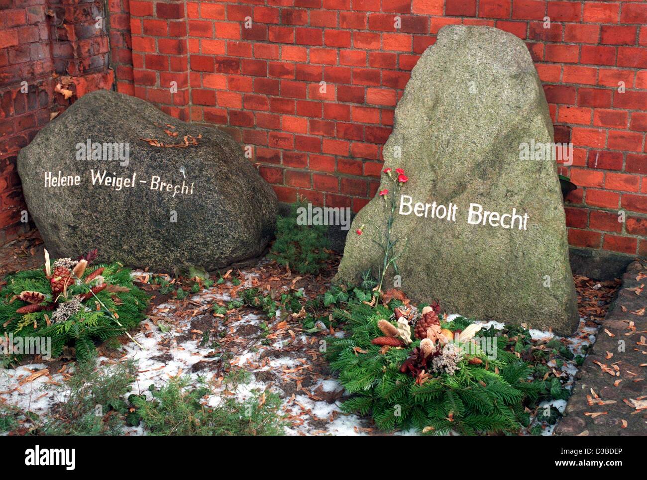 (Dpa-Dateien) - die Gräber der deutschen Schriftsteller Bertolt Brecht (1898-1956) und seiner Ehefrau, der Schauspielerin Helene Weigel (1900 – 1971), auf dem Friedhof Dorotheenstaedtischer Friedhof in Berlin, Deutschland, 11. Januar 1996. Brecht wurde am 10. Februar 1898 in Augsburg im bayerischen Abschnitt des Deutschen Reiches, geboren und Stockfoto