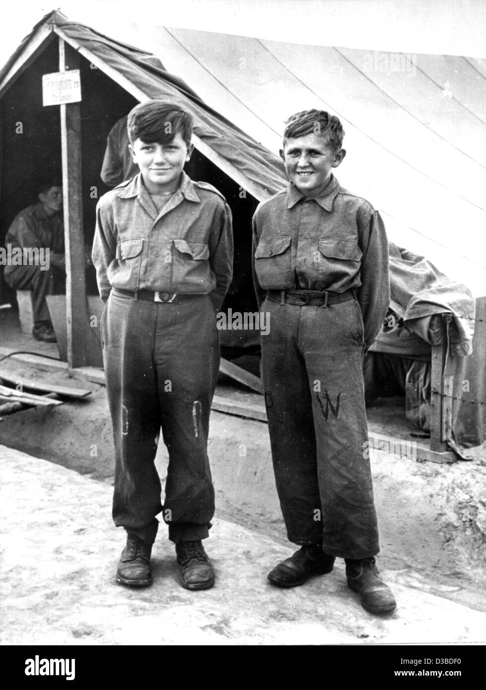 (Dpa-Dateien) - zwei junge deutsche Kriegsgefangene anlächeln des Fotografen in einem US-Lager kurz nach dem Ende des zweiten Weltkrieges in Deutschland, 1945. Stockfoto