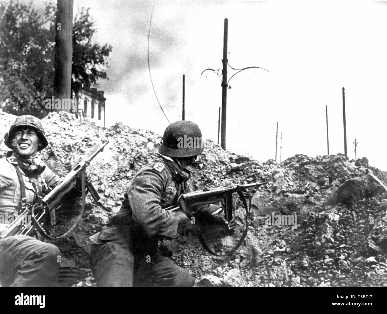 (Dpa-Dateien) - kämpfen deutsche Soldaten der Infanterie in den Straßen während der Schlacht von Stalingrad, Stalingrad, Sowjetunion (heute Wolgograd, Russland), undatiert Filer. Die Schlacht um Stalingrad (August 1942 - Februar 1943) war der entscheidende Weltkrieg sowjetische Sieg, der den südlichen deutschen gestoppt Stockfoto