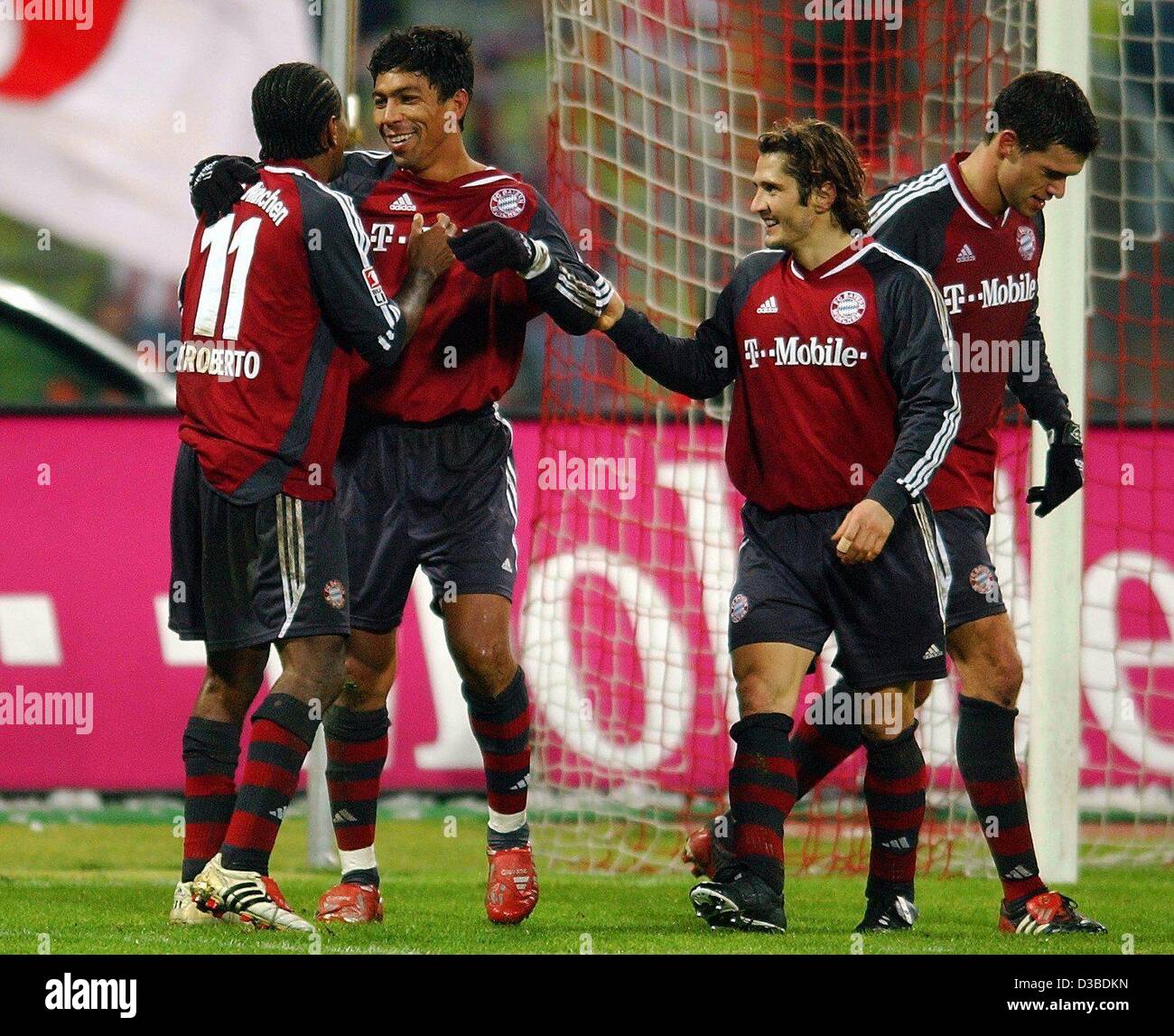 (Dpa) - Bayern brasilianische Stürmer Giovane Elber (2. v. L) jubelt mit seinen Teamkollegen Ze Roberto (L), Bixente Lizarazu (2. v. R) und Michael Ballack (R) Nachdem er das Tor zum 3: 0-Führung während der Bundesliga Fußball-Spiel Bayern München gegen Mönchengladbach in München, 26. Januar 2003 erzielt. Stockfoto