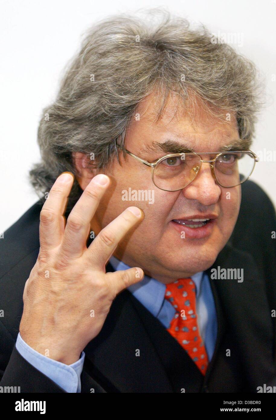 (Dpa) - Helmut Markwort, Chefredakteur der deutschen Nachrichten Magazin 'Focus', abgebildet in Frankfurt am Main, 23. Januar 2003. Er denkt nicht nach 10 Jahren als Chefredakteur in den Ruhestand: "Ich habe versprochen, für ein paar Jahre weitermachen", sagte die 66-jährige im Radio am 12. Januar. Stockfoto