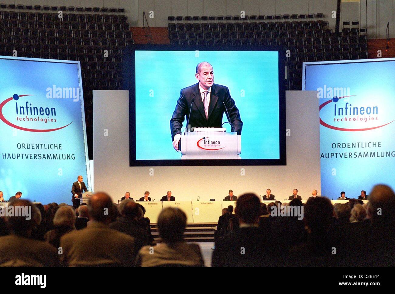 (Dpa) - Ulrich Schumacher, Vorstandsvorsitzender der EDV-Unternehmen Infineon Technologies, hält eine Rede während der jährlichen Hauptversammlung des Unternehmens in München, 21. Januar 2003. Infineon Vorstand wurde heftig kritisiert. Während des letzten Jahres hatte die Aktien des Unternehmens Leitungsdrähte entwickelt. Stockfoto