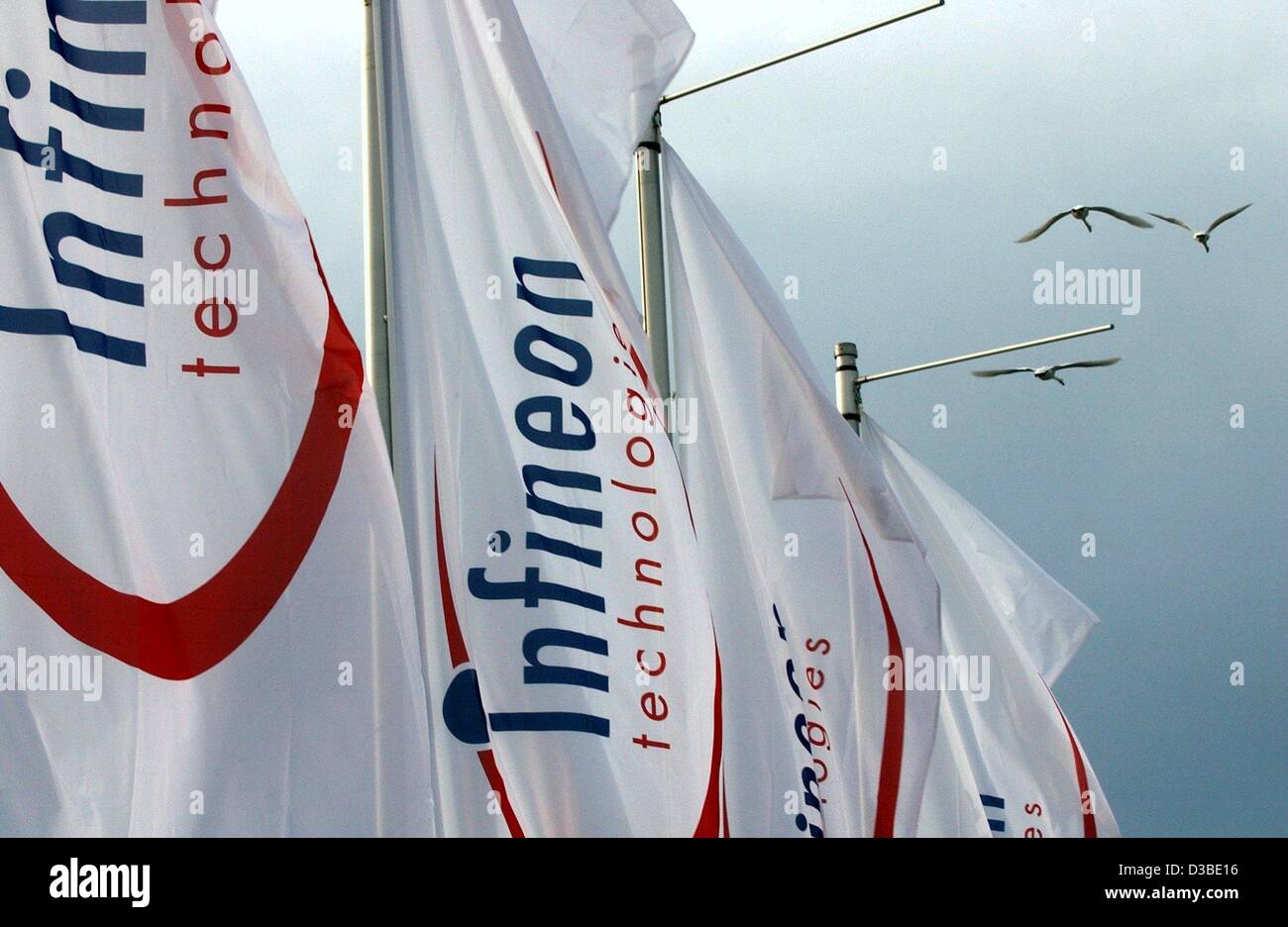 (Dpa) - Flaggen der EDV-Unternehmen Infineon Technologies in die Luft fliegen, zur gleichen Zeit jährliche Hauptversammlung des Konzerns erfolgt, in München, 21. Januar 2003. Infineon Vorstand wurde heftig kritisiert. Während des letzten Jahres hatte die Aktien des Unternehmens Disappointingl entwickelt. Stockfoto