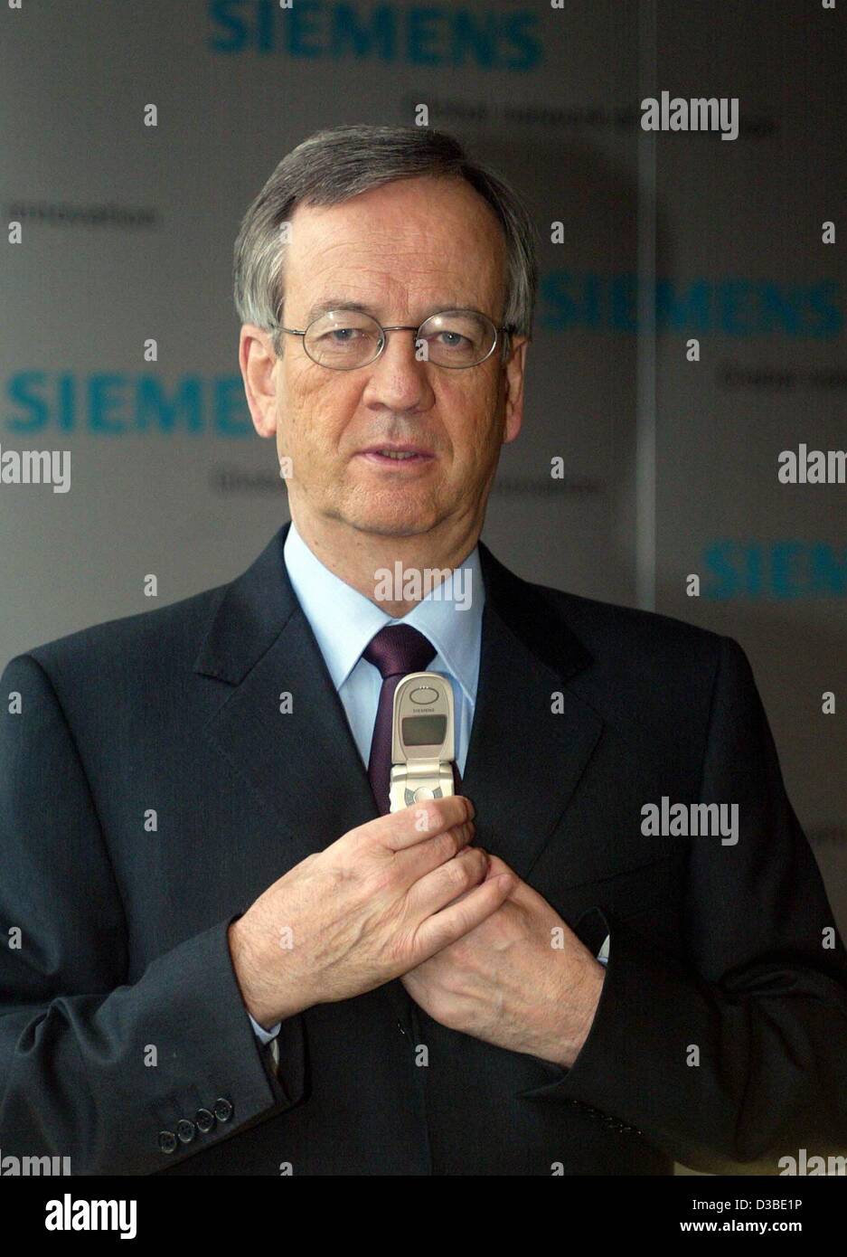 (Dpa) - Heinrich von Pierer, Leiter der Siemens, posiert mit einem Handy in der Hand während der Hauptversammlung in München, 23. Januar 2003. Stockfoto