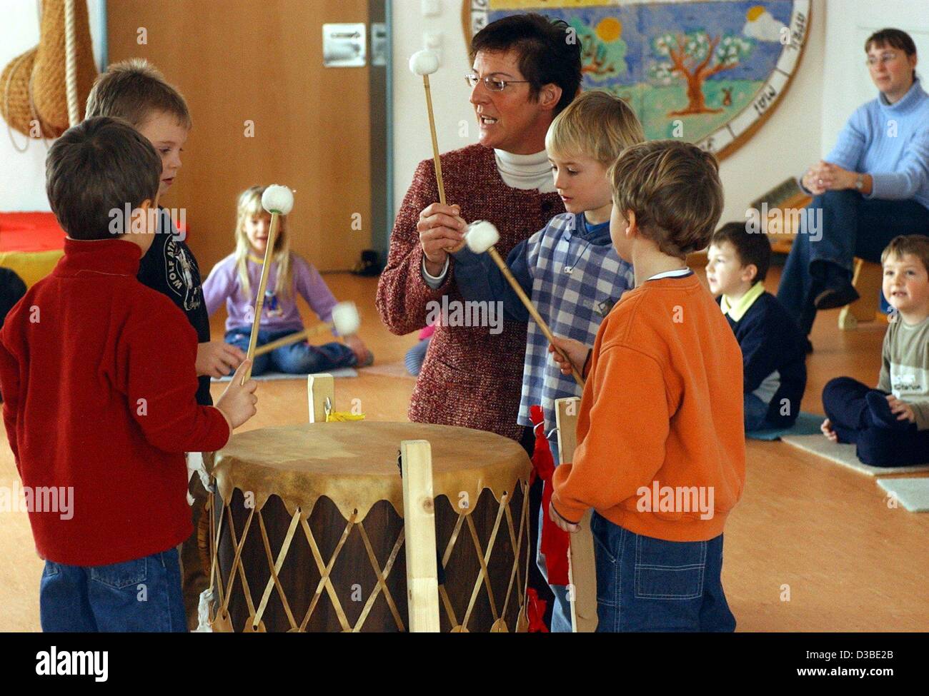 (Dpa) - Musikunterricht nehmen Sie Platz im Kindergarten "Zwergelstube" (gemütliches Zuhause der Munchkins), Karlsfeld, Deutschland, 14. Januar 2003. 10 Erwachsene betreuen über 100 Kinder in dieser Kindertagesstätte. Stockfoto