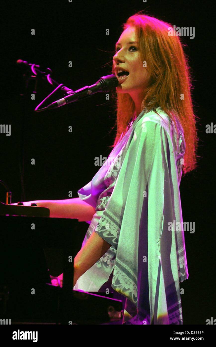(Dpa) - US-Sängerin und Pianistin Tori Amos startete ihre Deutschland-Tour mit einem Konzert in Oberhausen, 21. Januar 2003. Etwa 2.500 Leute hörten Lieder aus ihrem aktuellen Album "Auf Scarle Walk" ist eine musikalische Reise durch die USA. Der 39-j hrige präsentiert auch einige ältere Hits wie "Lit Stockfoto