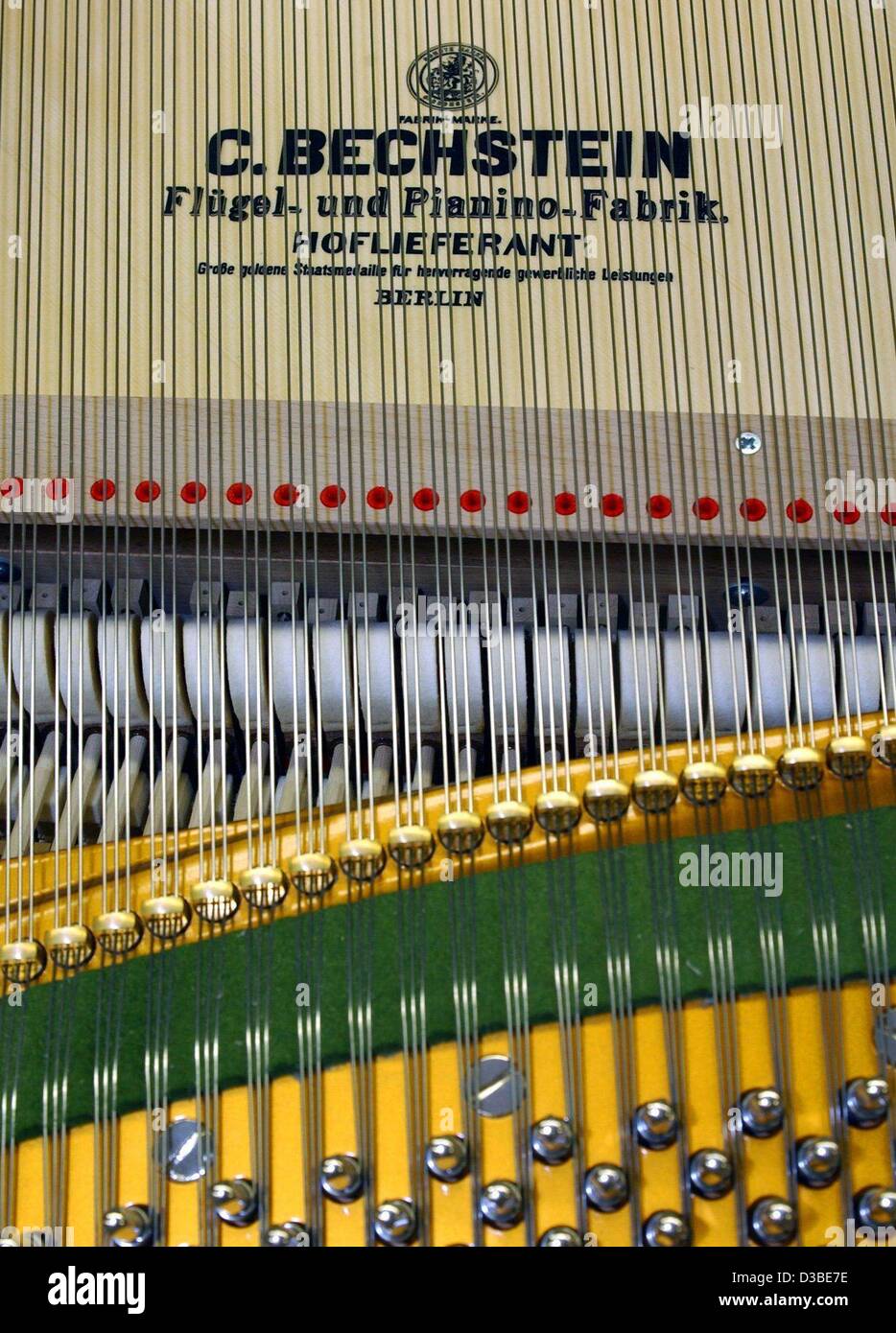 (Dpa) - das Logo der Klavierbauer Bechstein bei Bechstein Pianofortefabrik Seifhennersdorf, Deutschland, 14. Januar 2003. Die ehemalige "Saechsische Pianofortefabrik" (Sächsische Klavierbauer) wurde 1992 von Bechstein (auch ein Klavierbauer) Berliner Unternehmen gekauft. Heute ist es b Stockfoto