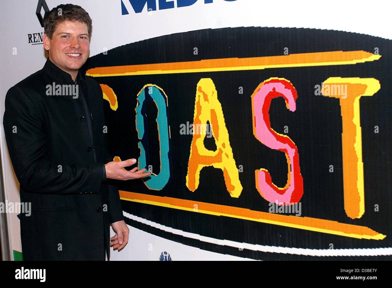 (Dpa) - die erfolgreichsten deutschen Radrennfahrer, Jan Ullrich, posiert vor einer Küste-Logo in Essen, Deutschland, 15. Januar 2003. Weltmeister Jan Ullrich hat einen Dreijahres-Vertrag mit dem derzeit erfolgreichsten deutschen Team Coast. Er 25 September angekündigt, dass er die el verlassen hat Stockfoto