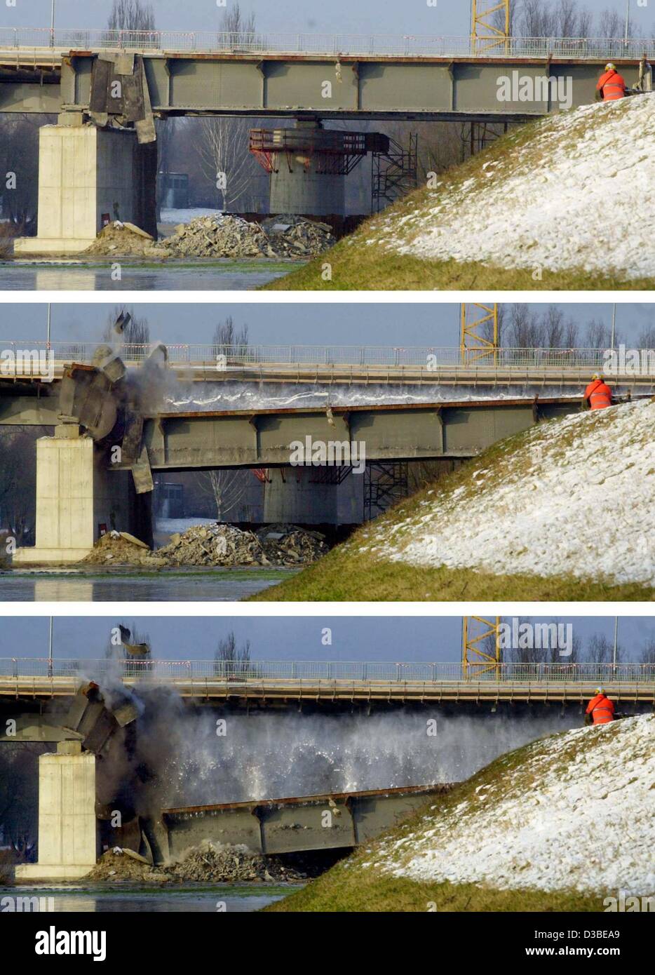 (Dpa) - das letzte Stück der Nibelungenbrücke fällt auf den Boden nach der Explosion in Regensburg, Deutschland, 8. Januar 2003. Die neue Nibelungenbridge soll im Frühjahr 2004 eingeweiht werden. Stockfoto
