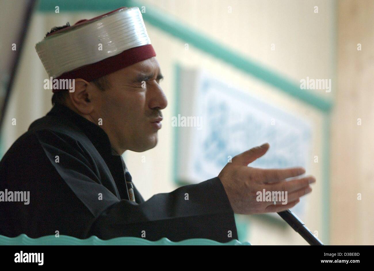 (Dpa) - der muslimischen Prediger spricht ein Gebet, wie Türken für das Freitagsgebet in einer Moschee in Berlin-Kreuzberg, 10. Januar 2003 gesammelt haben. Zum Freitagsgebet ist es obligatorischen, einen Dienst in einer Moschee zu besuchen, während die fünf täglichen Gebete überall ausgeführt werden können. Es ist im Koran niedergeschrieben s Stockfoto