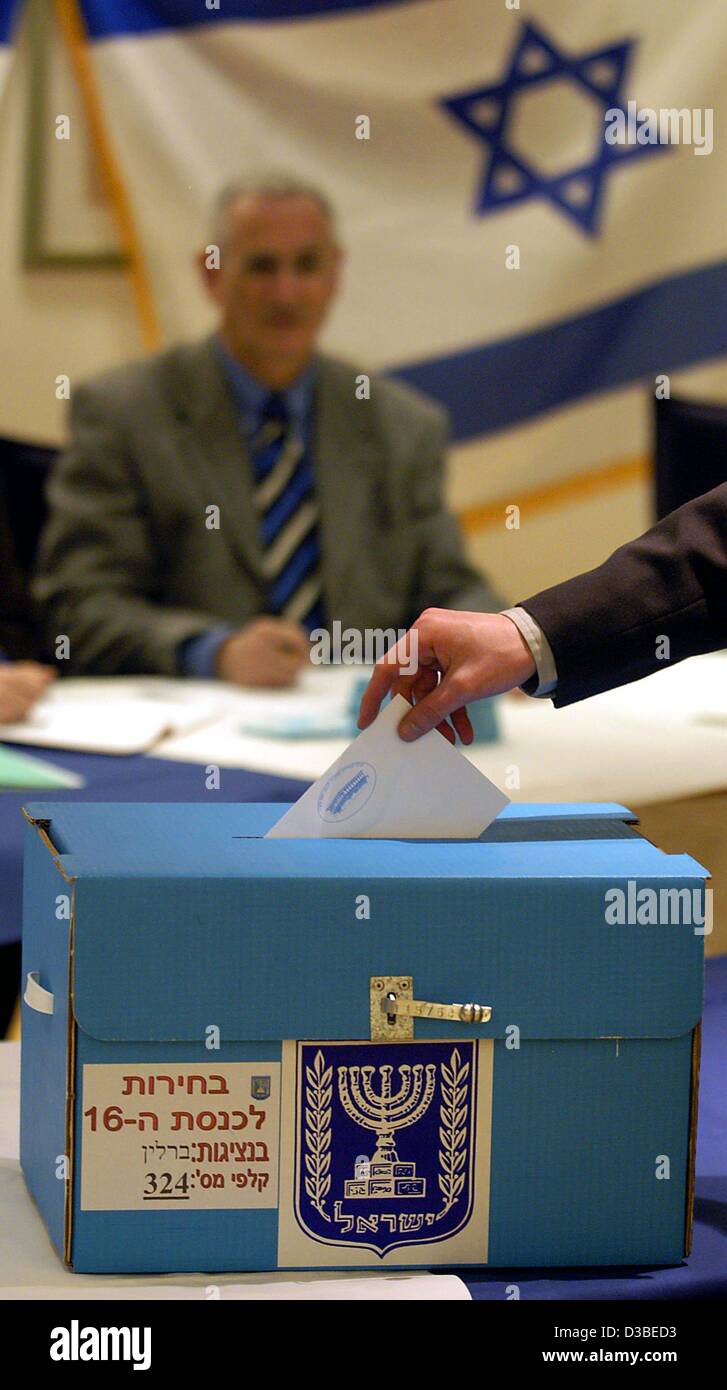 (Dpa) - ein Mitarbeiter der israelischen Botschaft wirft seine Stimme in Berlin, 16. Januar 2003. Offizielle Vertreter des Staates Israel haben das Wahlrecht im Ausland, während Privatpersonen haben in Israel Stimmen. Etwa 4.200 israelischen weltweit haben das Wahlrecht in 92 Botschaften rund um den Globus Stockfoto