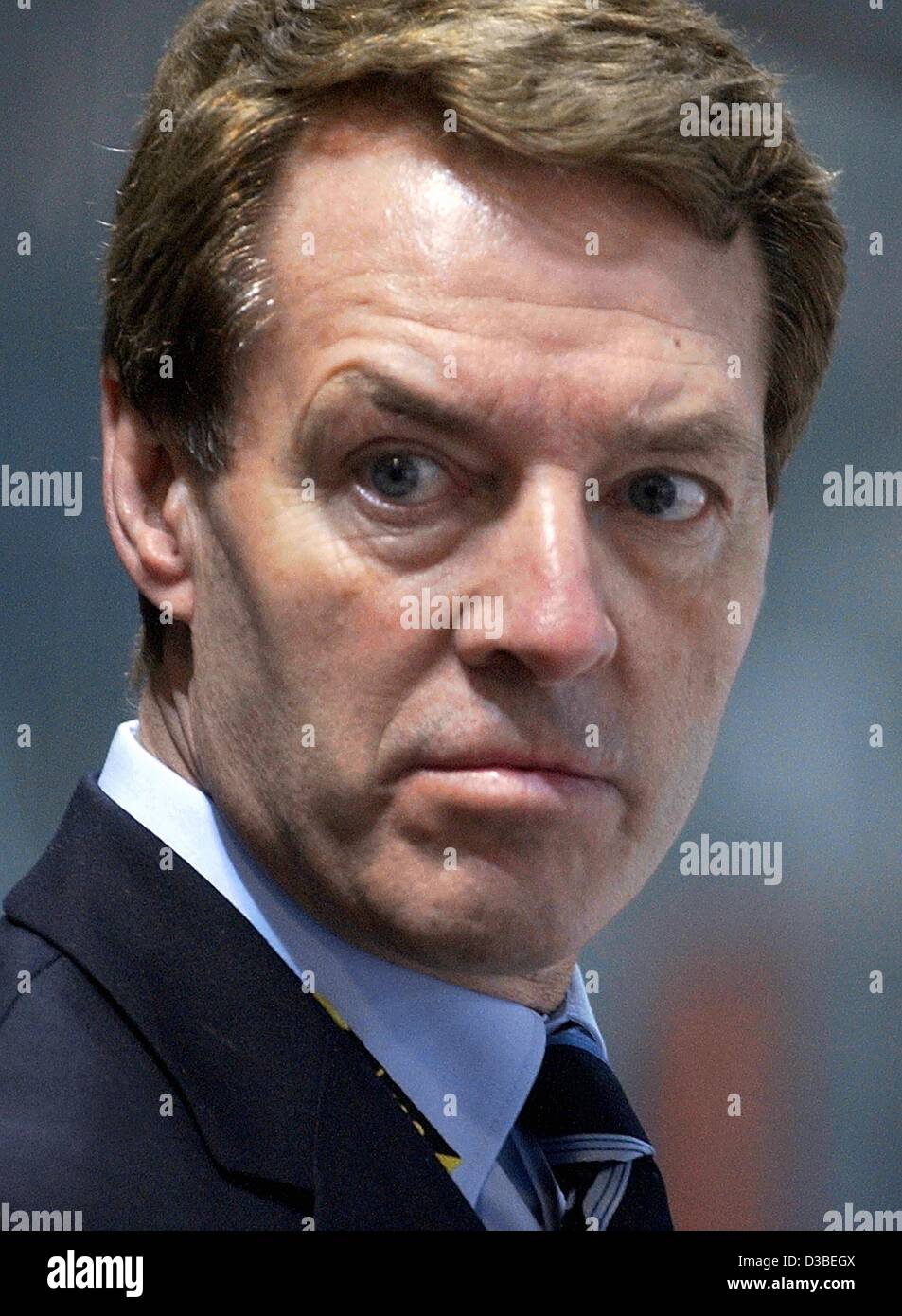 (Dpa) - Pierre Page, kanadische Trainer der deutschen Eishockey-Mannschaft "Berliner Eisbaeren" (Eisbären Berlin), Uhren seiner Teamplay während eines Spiels in Berlin, 9. Januar 2003. Stockfoto