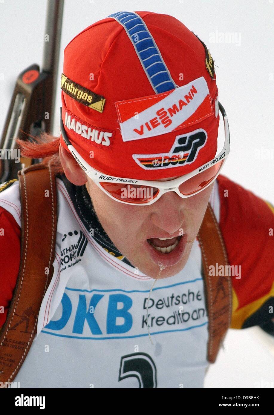 (Dpa) - deutsche Biathletin Kati Wilhelm Sprints auf den sechsten Platz im 7,5 km Sprint Rennen in der Biathlon-Weltcup in Oberhof, Deutschland, 8. Januar 2003. Fünf deutsche Frauen sind unter den 10 besten am Ende, aber sie schaffte es nicht auf dem Podest zu beenden. Stockfoto