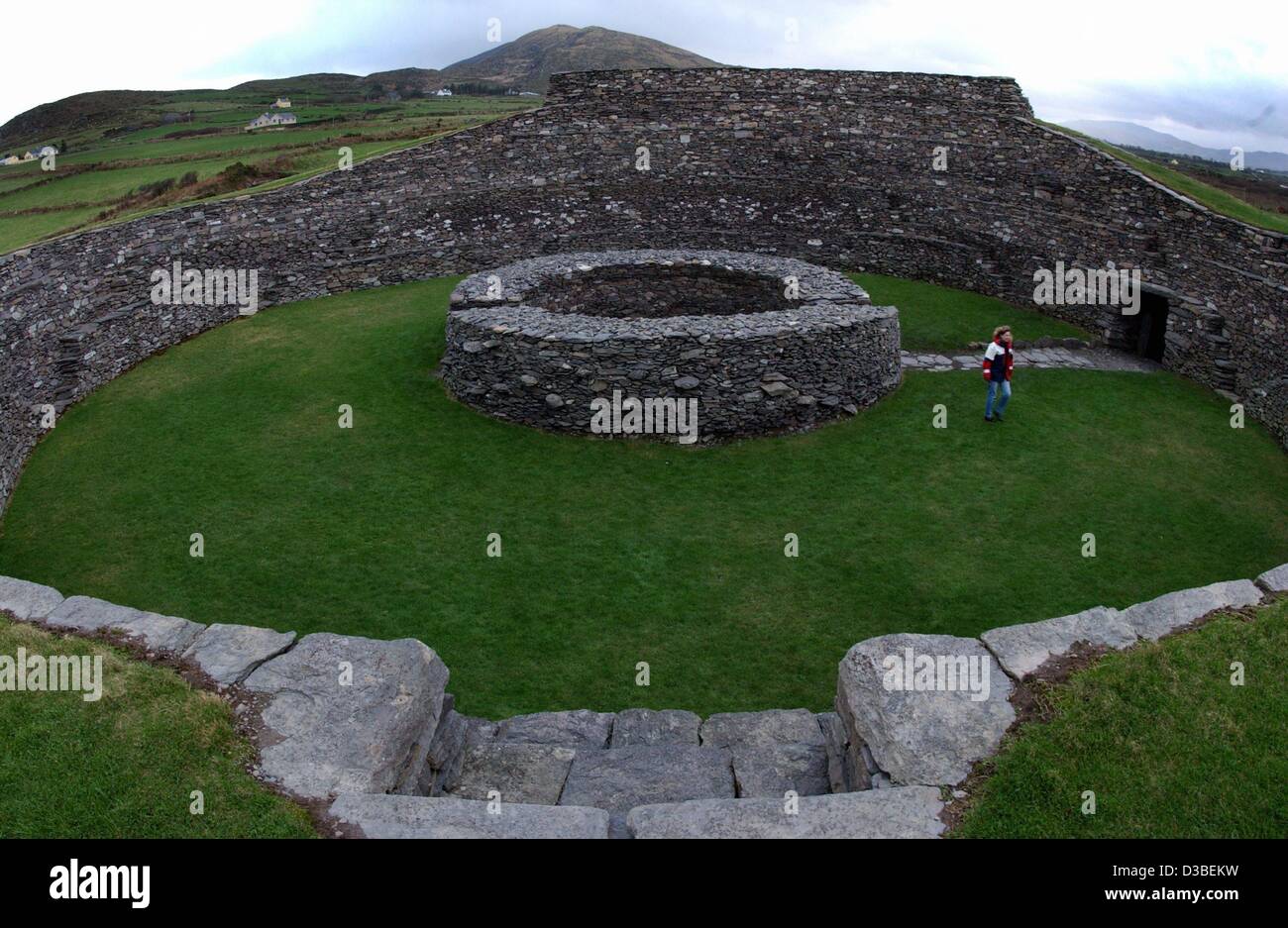 (Dpa) - ein Blick auf eine alte keltische Ringfort nahe Cahersiveen auf dem Ring of Kerry, Westirland, 1. Januar 2003. Der Ring of Kerry, eine Panorama-Kreis-Straße bietet viele Panorama Highlights. Es ist 160 km lang, führt am Kerry-Halbinsel, und ist einer der schönsten Küsten Europas ro Stockfoto