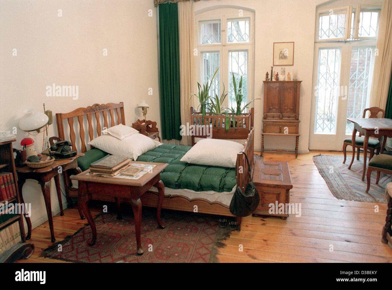 (Dpa-Dateien) - ein Blick auf das Schlafzimmer des deutschen Autors Bertholt Brecht und seine Ehefrau, der Schauspielerin Helene Weigel, in der Chausseestraße 125 in Berlin, 11. Januar 1996. Brecht (1898-1956) und seine Frau (1900 – 1971) lebte in diesem Haus von 1953 bis zu ihrem Tod. Brecht wurde am 10. Februar 1898 in Augsbur geboren. Stockfoto