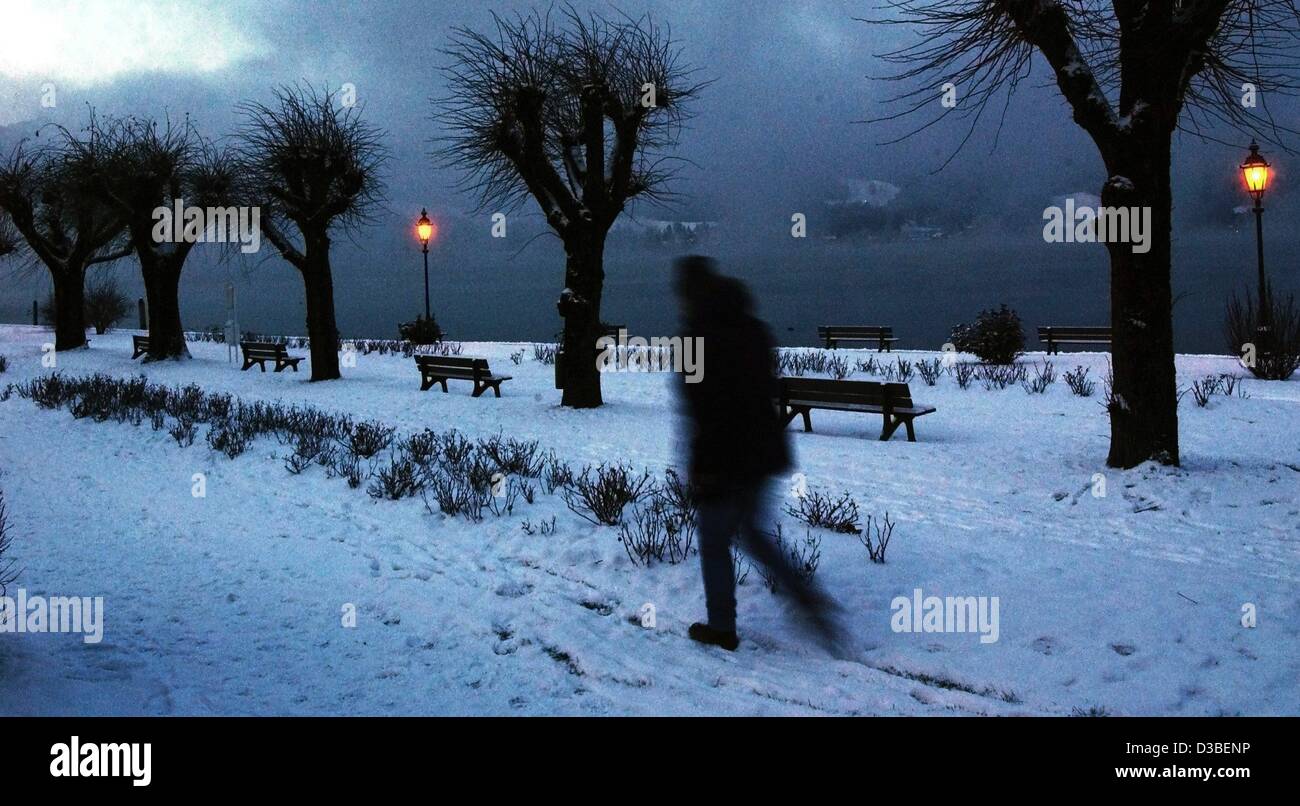 (Dpa) - ein Mann geht auf eine Parkanlage in einem mystischen blau Licht entlang der Tegernseer See in Bayern, 8. Januar 2003. Stockfoto