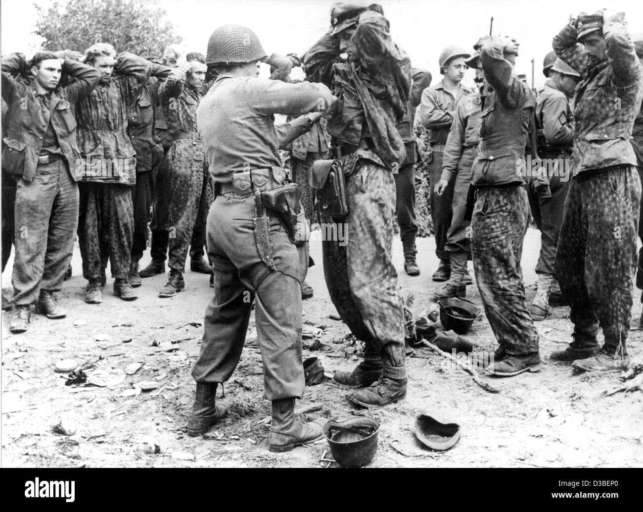 (Dpa-Dateien) - deutsche Soldaten sind gefilzt, wie sie in der Nähe von Gavray, Frankreich, 10. Februar 1945 erfasst sind. Stockfoto