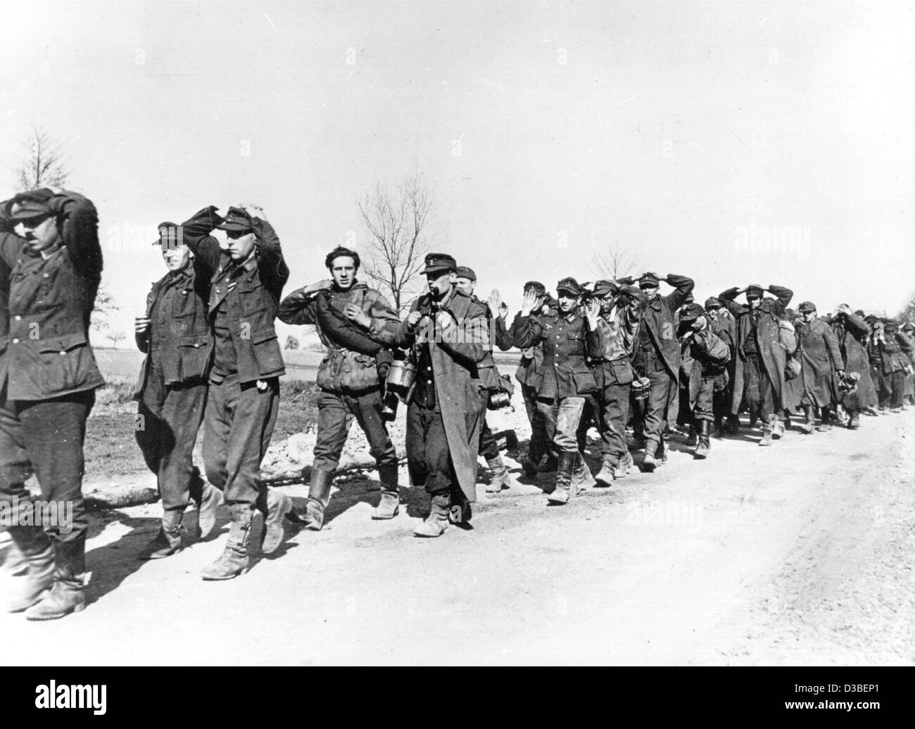 (Dpa-Dateien) - März deutsche Kriegsgefangene zu einem US-Gefangenenlager, März 1945. Stockfoto