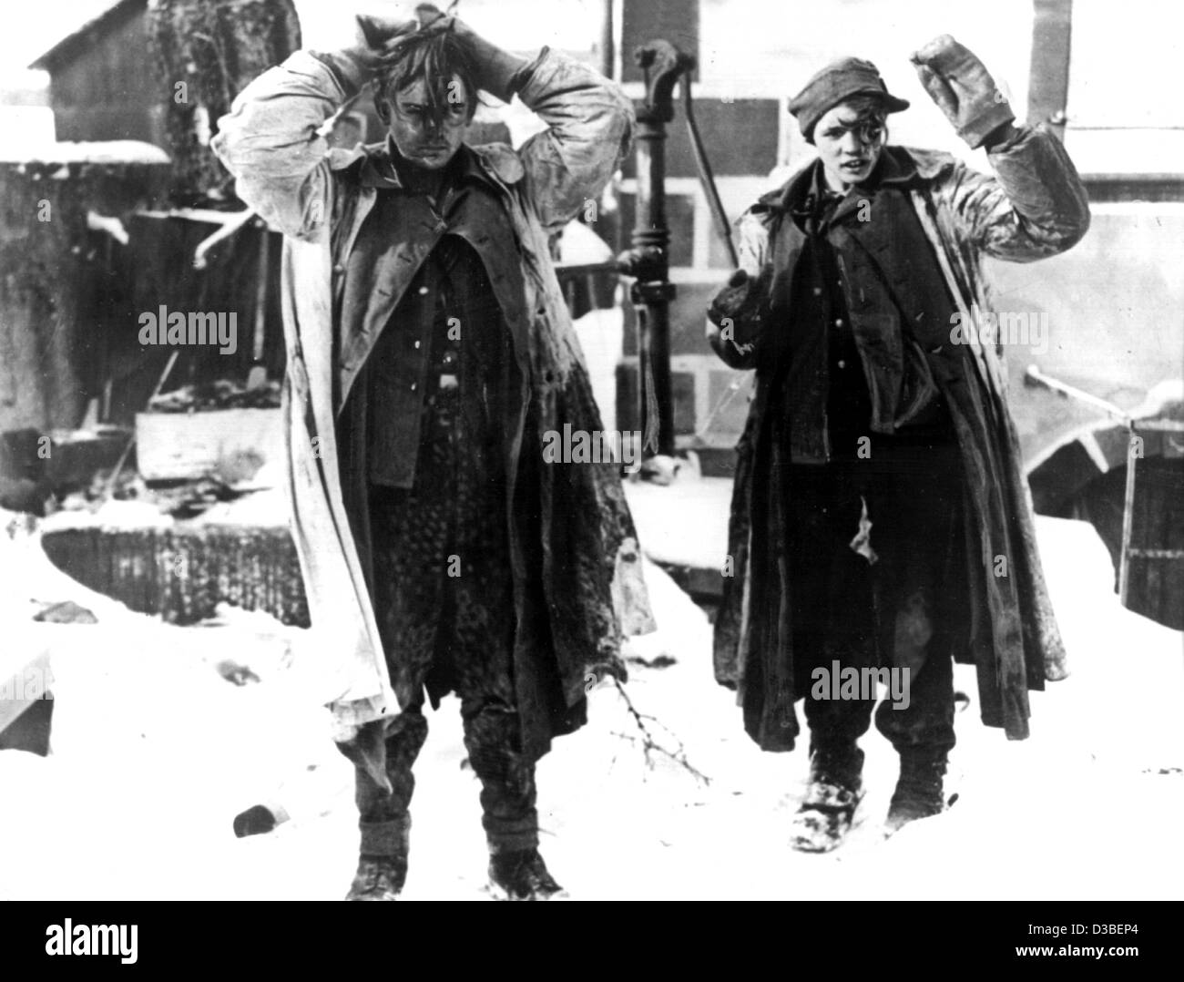 (Dpa-Dateien) - zwei deutsche Soldaten erfasst von US werden-Truppen westlich von Hagenau im Elsass/Frankreich, Januar 1945. Stockfoto