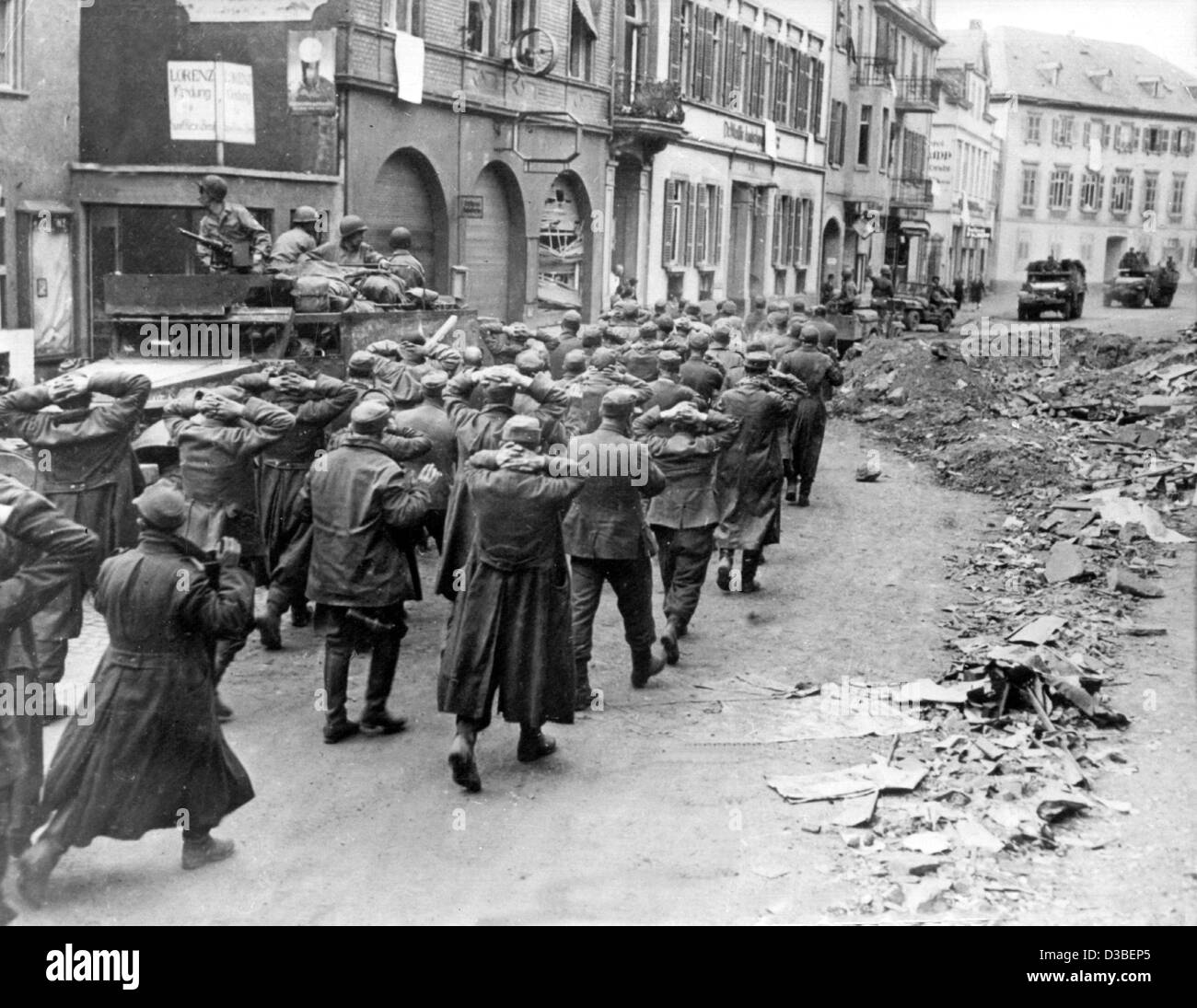 durch die Stadt Limburg, Deutschland, 26. März 1945 marschieren (Dpa-Dateien) - deutsche Kriegsgefangene auf dem Weg zu einem Gefangenenlager. Stockfoto