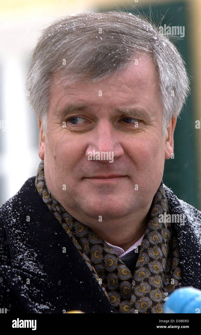 Horst Seehofer, stellvertretender Vorsitzender der CSU-Fraktion im Bundestag (Unterhaus des deutschen Parlaments), außerhalb einer geschlossenen Sitzung der Partei in Wildbad Kreuth, Deutschland, 7. Januar 2003 abgebildet. Stockfoto