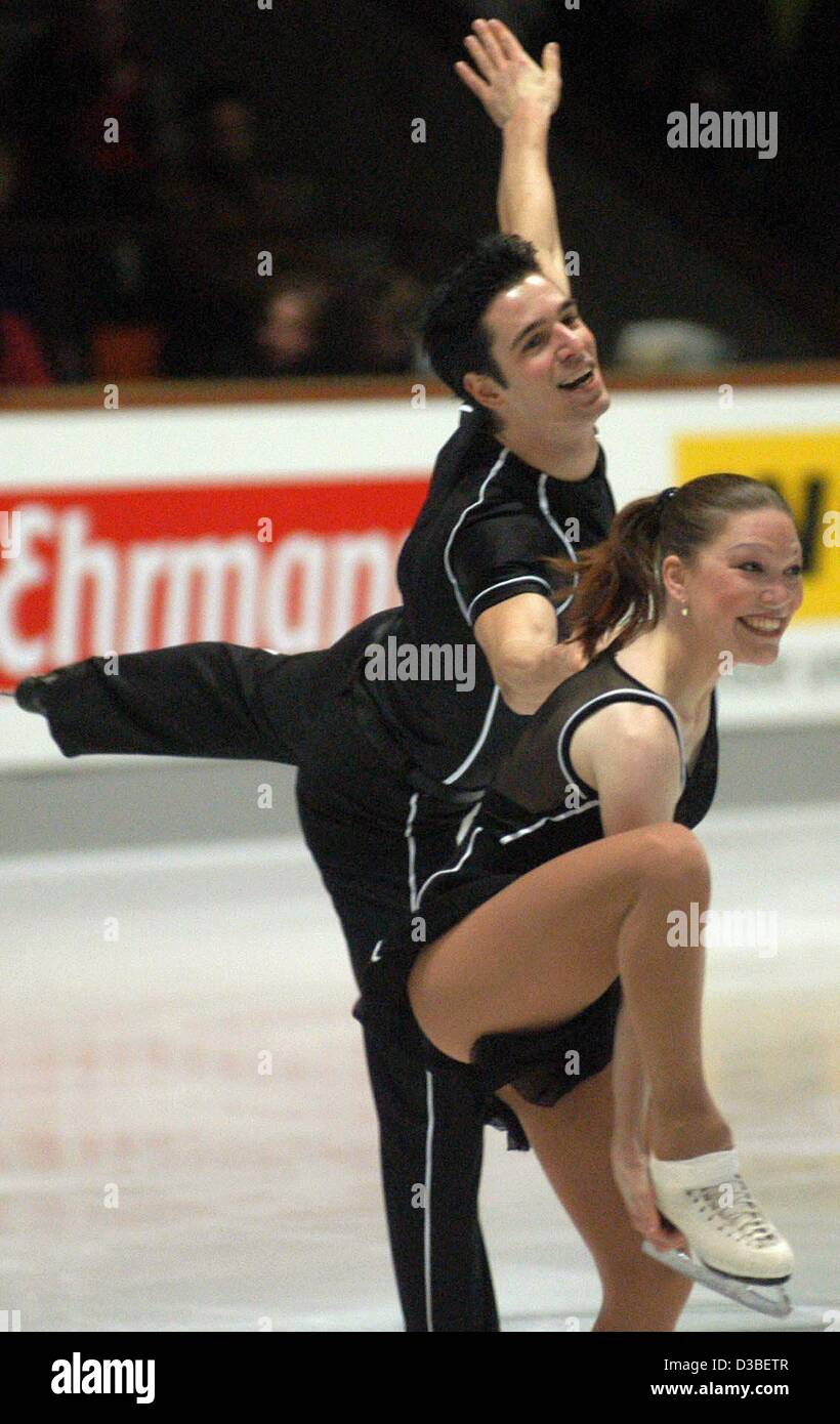 (Dpa) - deutscher Eiskunstläufer, Eva-Maria Fitze und Rico Rex ihr Kurzprogramm in der Wettbewerbskategorie Paare um die deutsche Meisterschaft im Eiskunstlauf in Obertsdorf, Deutschland, 3. Januar 2003 präsentieren. Die zweifache Deutsche Meisterin geht mit ihrem neuen Partner gegenüber ihren ersten Titel ich Stockfoto (Dpa) - deutscher Eiskunstläufer, Eva-Maria Fitze und Rico Rex ihr Kurzprogramm in der Wettbewerbskategorie Paare um die deutsche Meisterschaft im Eiskunstlauf in Obertsdorf, Deutschland, 3. Januar 2003 präsentieren. Die zweifache Deutsche Meisterin geht mit ihrem neuen Partner gegenüber ihren ersten Titel ich Stockfoto