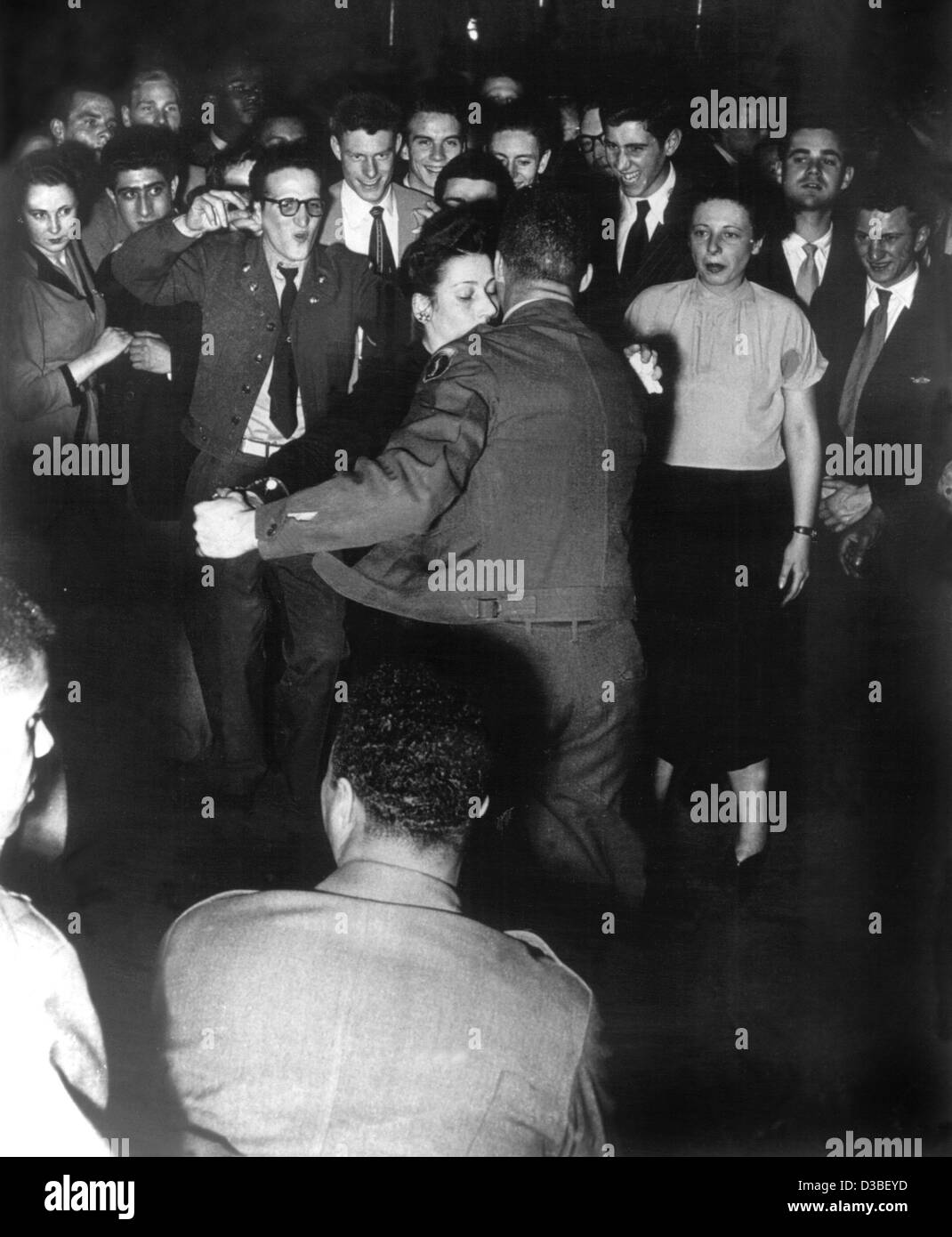 (Dpa-Dateien) - ein undatiertes Foto zeigt U.S. Soldaten tanzen in einer Bar in Frankfurt am Main, in der Nachkriegszeit (1945-1948). Nach der Niederlage des nationalsozialistischen Deutschlands im Mai 1945 wurde das Land in vier Besatzungszonen (sowjetischen, amerikanischen, britischen und französischen Zone) unterteilt. Frankfurt war das Hauptquartier der Ameri Stockfoto