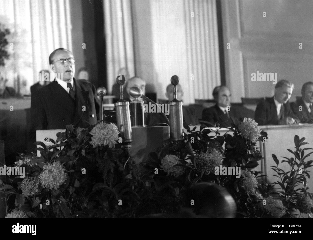 (Dpa-Dateien) - Otto Grotewohl (1894-1964), der erste Premierminister von der Deutschen Demokratischen Republik (DDR), während seine Erklärung der Politik in Ost-Berlin, 12. Oktober 1949, fünf Tage nach der Gründung der separaten ostdeutschen Staat am 7. Oktober 1949. Stockfoto
