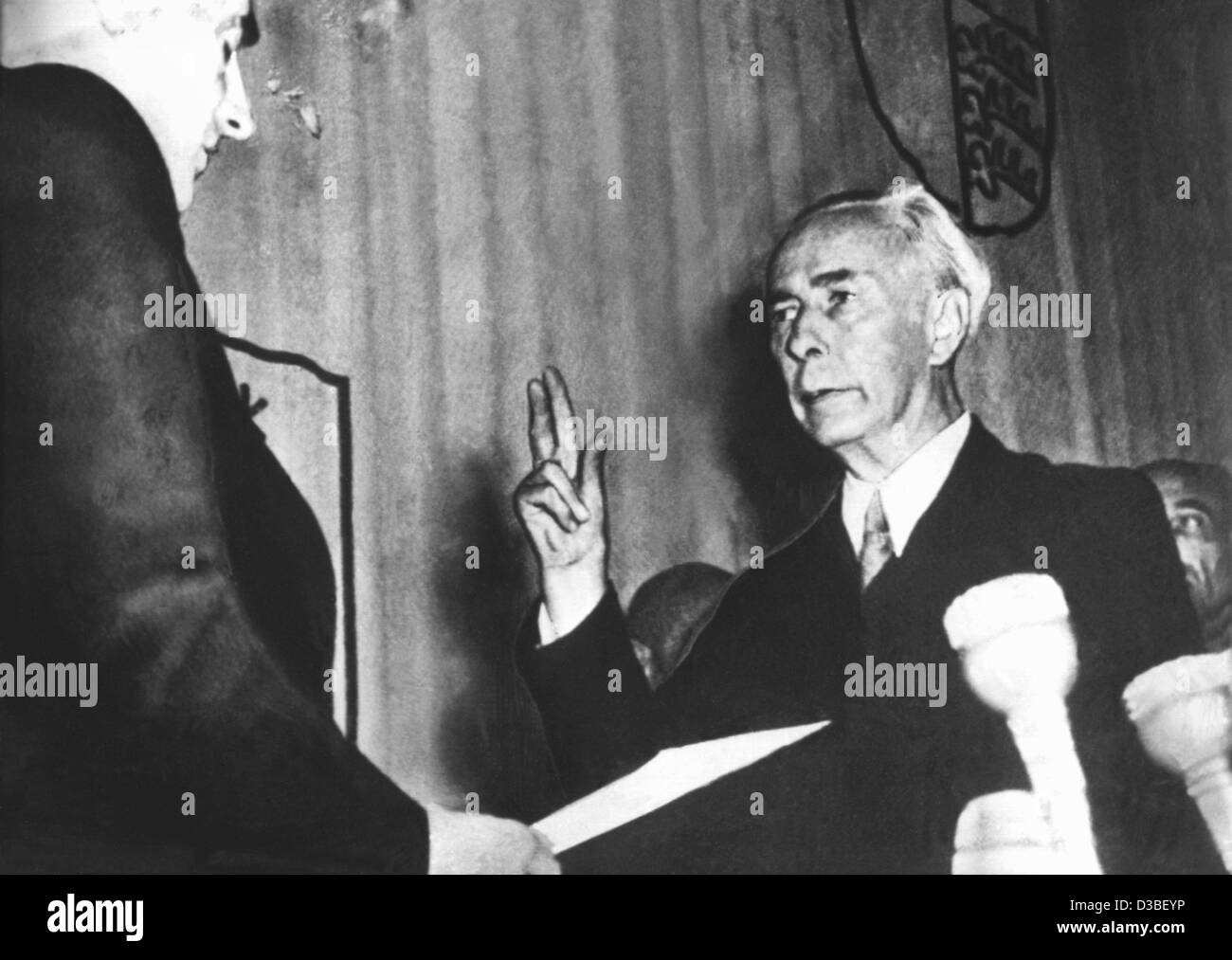 (Dpa-Dateien) - Theodor Heuss (R), Präsident der Bundesrepublik Deutschland wird durch den Präsidenten des Deutschen Bundestages, Erich Koehler, in Bonn, Bundesrepublik Deutschland, 12. September 1949, vereidigt fünf Tage nach der Gründung der eigenen westdeutschen Staat Bundesrepublik Deutschland (BRD). Heuss war Stockfoto