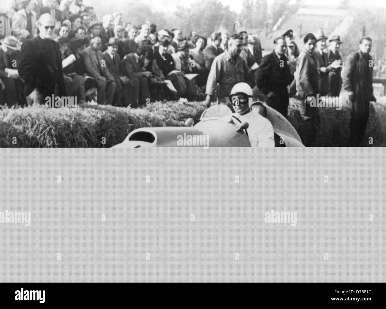 (Dpa-Dateien) - Fahrer Karl Kling präsentiert die ersten deutsche nach dem zweiten Weltkrieg Rennwagen "Veritas Meteor" in Deutschland, Oktober 1949. Stockfoto