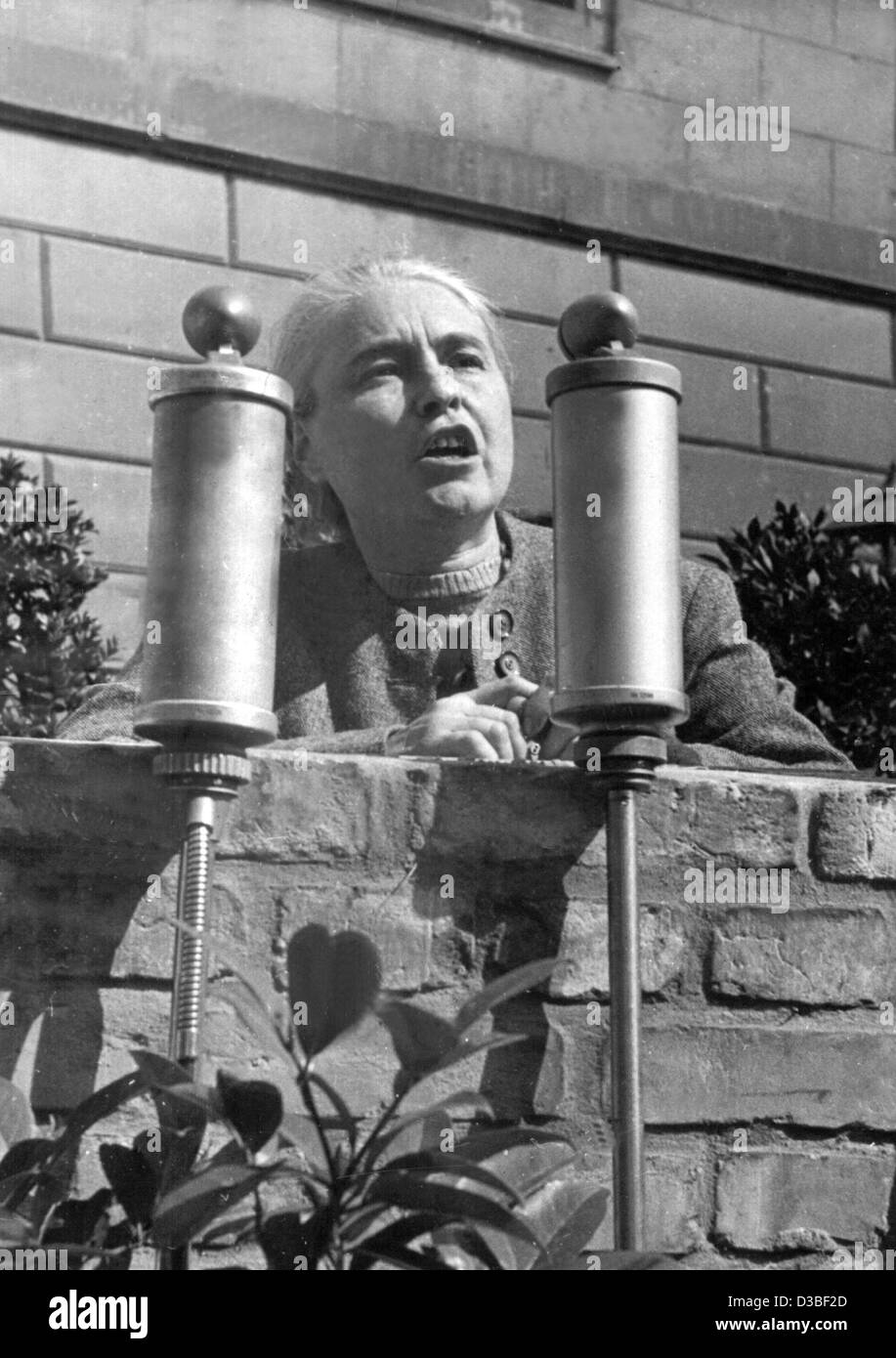 (Dpa-Dateien) - deutsche Schriftstellerin Anna Seghers anlässlich der 14. Jahrestag der nationalsozialistischen Bücherverbrennung vor der Universität spricht zu Berlin, 10. Mai 1947. Anna Seghers, der am 19. November 1900 in Mainz geboren und starb am 1. Juni 1983 in Ost-Berlin, war einer der wichtigsten Stockfoto