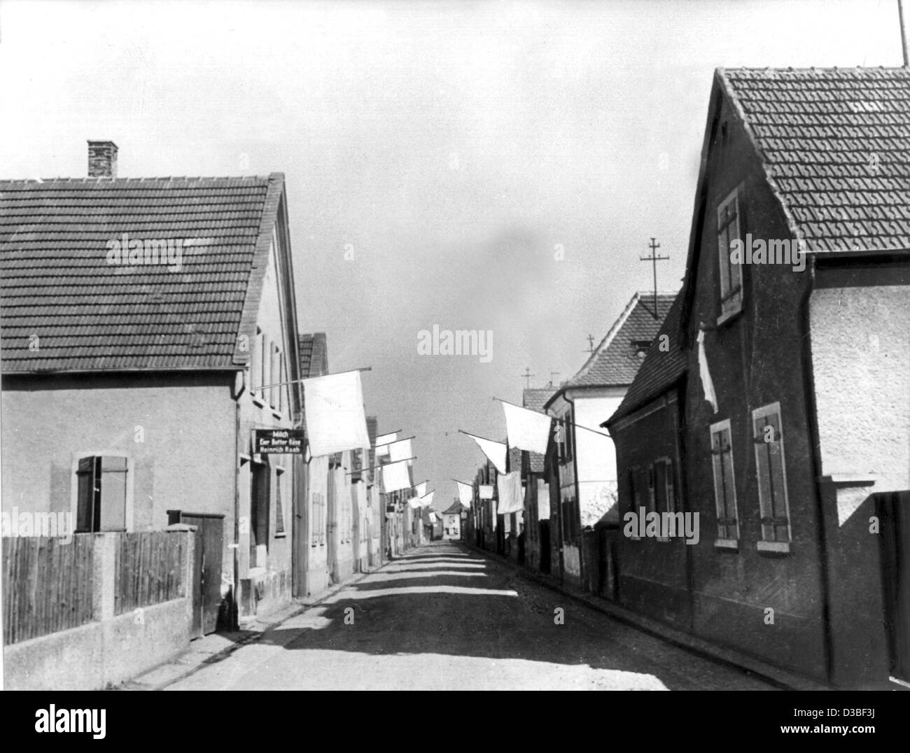 (Dpa-Dateien) - hing die Bewohner eines Dorfes Palatian aus ihren Fenstern weiße Fahnen als Zeichen ihrer Kapitulation, Deutschland, Anfang 1945. Stockfoto