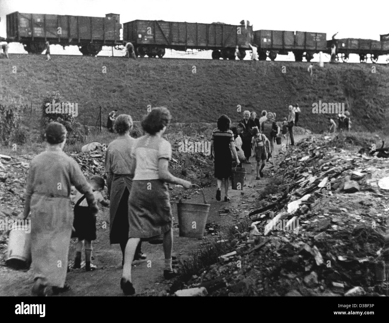 (Dpa-Dateien) - Frauen und Kinder Rush, einen Zug, beladen mit Kohle im Nachkriegsdeutschland, 1946 zu berauben. Stockfoto