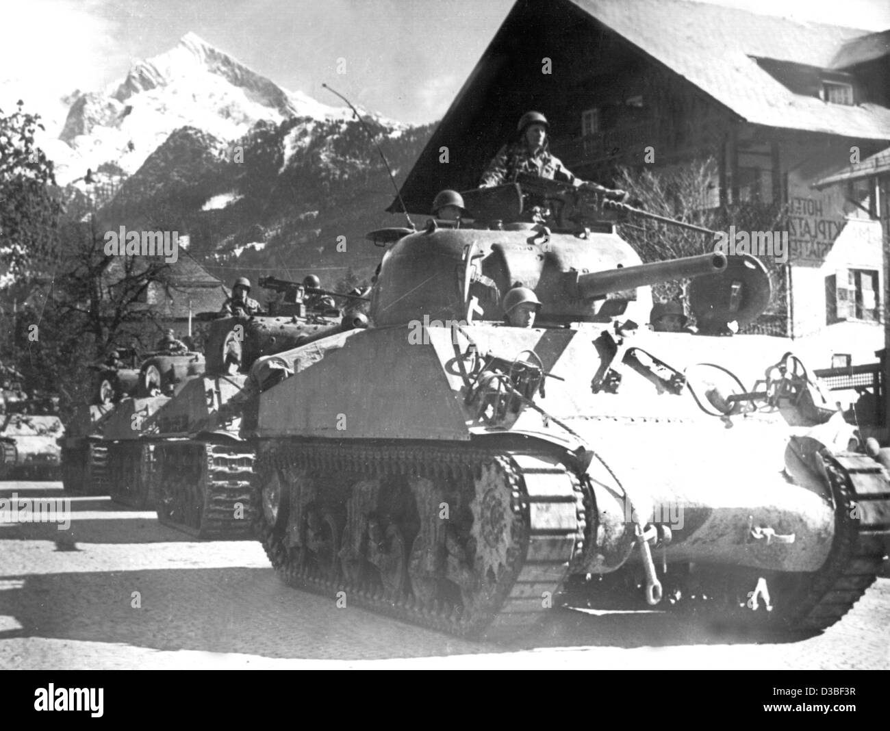 (Dpa-Dateien) - Soldaten der 3. US-Armee in Panzer dringen in die deutsche Stadt Garmisch-Partenkirchen in Bayern, Mai 1945. Stockfoto