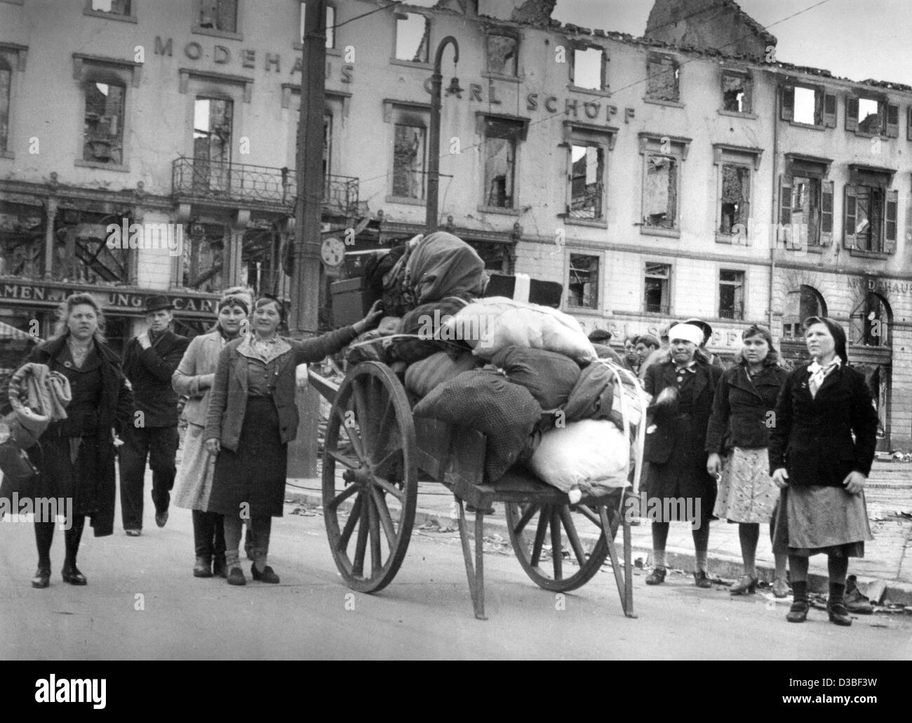 (Dpa-Dateien) - deutsche Flüchtlinge kommen mit einem Wagen in Karlsruhe, Deutschland, 1945. Auf dem Wagen hatten sie all ihre Habseligkeiten in Richtung Westen gezogen. Stockfoto