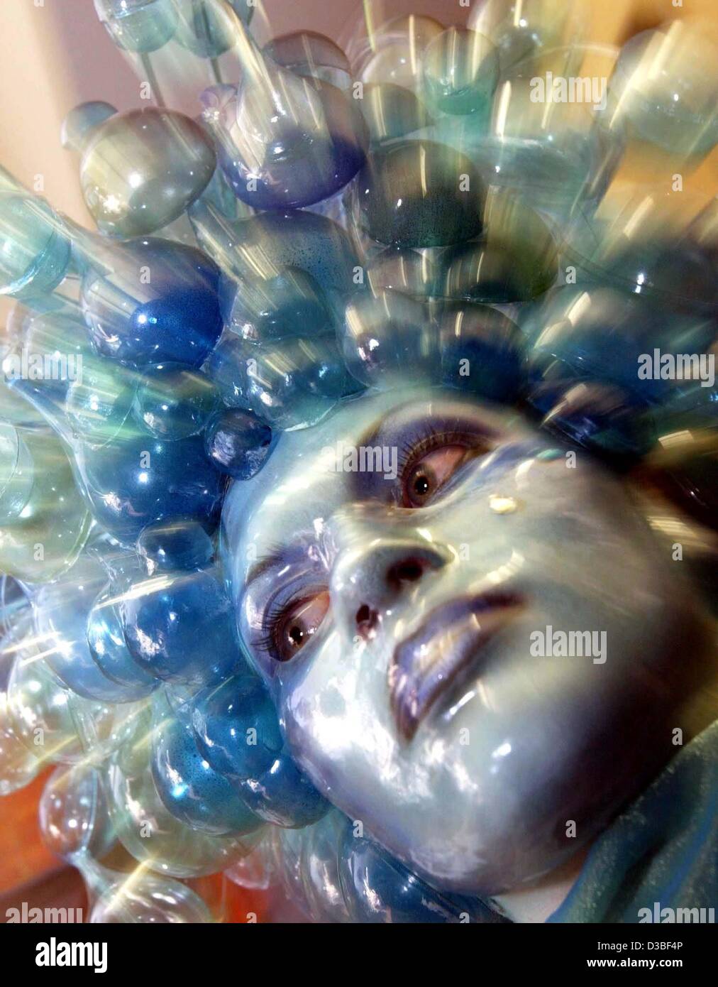 (Dpa) - Winkel Bild zeigt ein Modell präsentieren eine Fantasie-Maske an einem Theater in Nürnberg, 20. Mai 2003. Mehr als 100 Visagistin haben kommen zusammen, um ihre Fähigkeiten zu demonstrieren und verschiedenen Designs zu präsentieren. Die besten Arbeiten werden Auszeichnungen von einer Jury mit dem Zertifikat der Lehrlinge Stockfoto