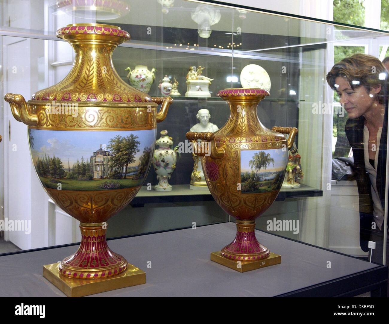 (Dpa) - ein Besucher untersucht zwei Vasen mit den Motiven des Schlosses Charlottenburg Schlosses darauf in Porzellan und China Ausstellung in Berlin, 19. Juni 2003. Die Vasen sind bis 1832 zurückgeht. Sie sind Teil einer bedeutenden Sammlung von Porzellan aus Berlin. Stockfoto