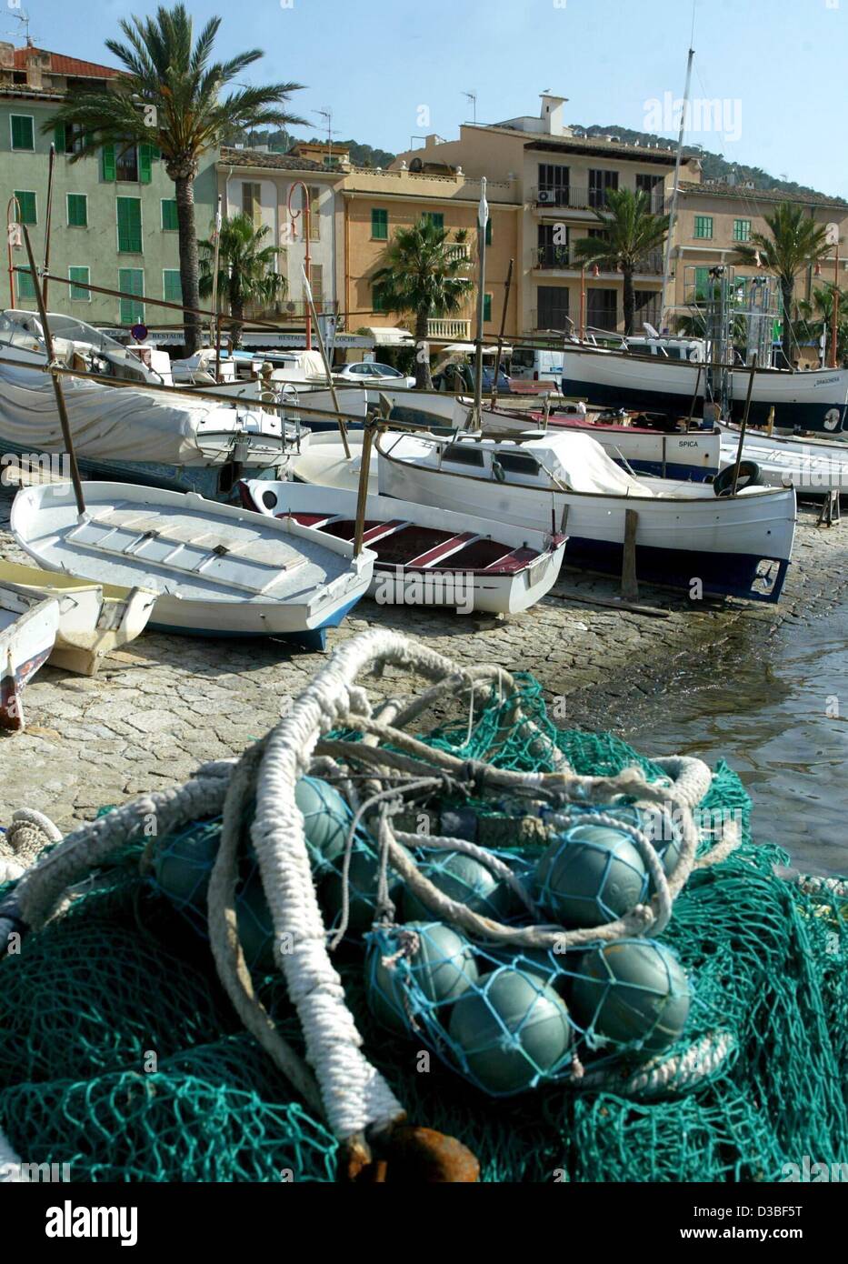 (Dpa) - liegen die Boote im Hafen von Andraitx auf Resort Mallorca, Spanien, 8. Juni 2003. Mallorca ist die größte Insel der Balearen mit einer abwechslungsreichen Landschaft und einer reichen Kulturgeschichte. Die Araber beherrschten die Balearischen Inseln, bis sie Mallorca im Zuge der Reco verlassen mussten Stockfoto