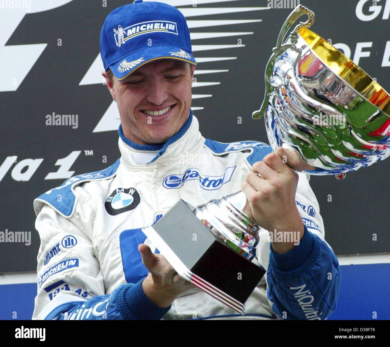 (Dpa) - deutsche Formel 1 pilot Ralf Schumacher (BMW-Williams) glücklich hält seine Trophäe nach dem Gewinn der Europäischen Grand Prix auf dem Nürburgring Rennstrecke, Deutschland, 29. Juni 2003. Mit 43 Punkten in der Gesamtwertung für die WM ist er nun dritte ranking. Stockfoto