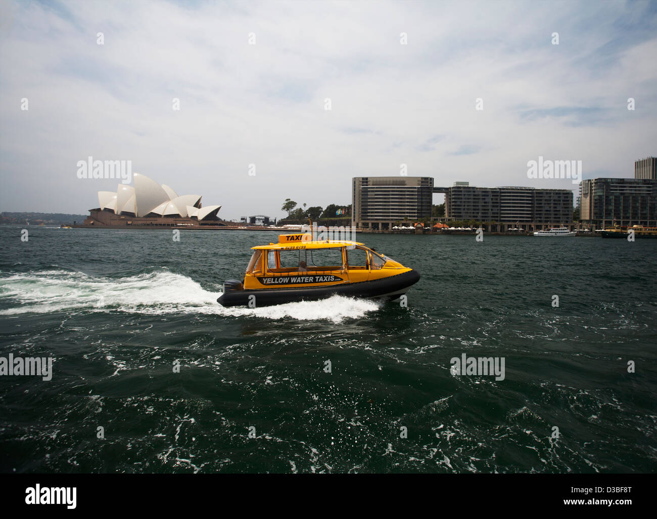 Gelben Taxis nähert sich kreisförmige Taste mit der Oper von Sydney im Hintergrund, Sydney, Australien Stockfoto