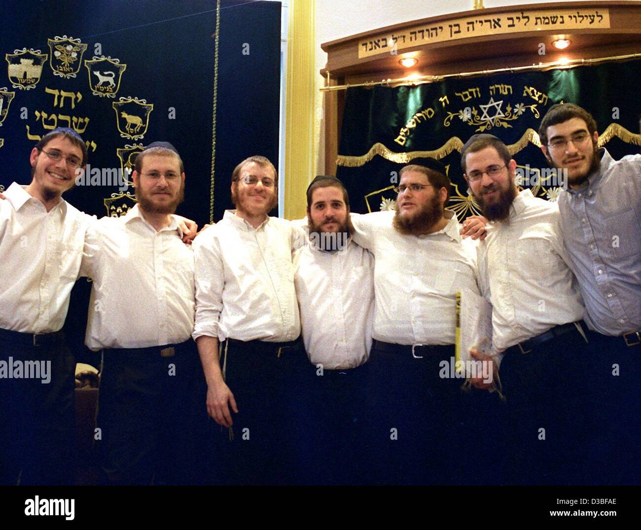 (Dpa) - die Absolventen der jüdischen religiösen College Jesshiva feiern ihre Diplome in Berlin, 22. Juni 2003. Nach einem zweijährigen Kurs nahmen junge Juden aus verschiedenen Ländern die Abschlussprüfungen, Rabbiner zu werden. Das Kollegium wird betrieben von der orthodoxen jüdischen Organisation Chabad, die die Rabbiner zu erziehen Stockfoto